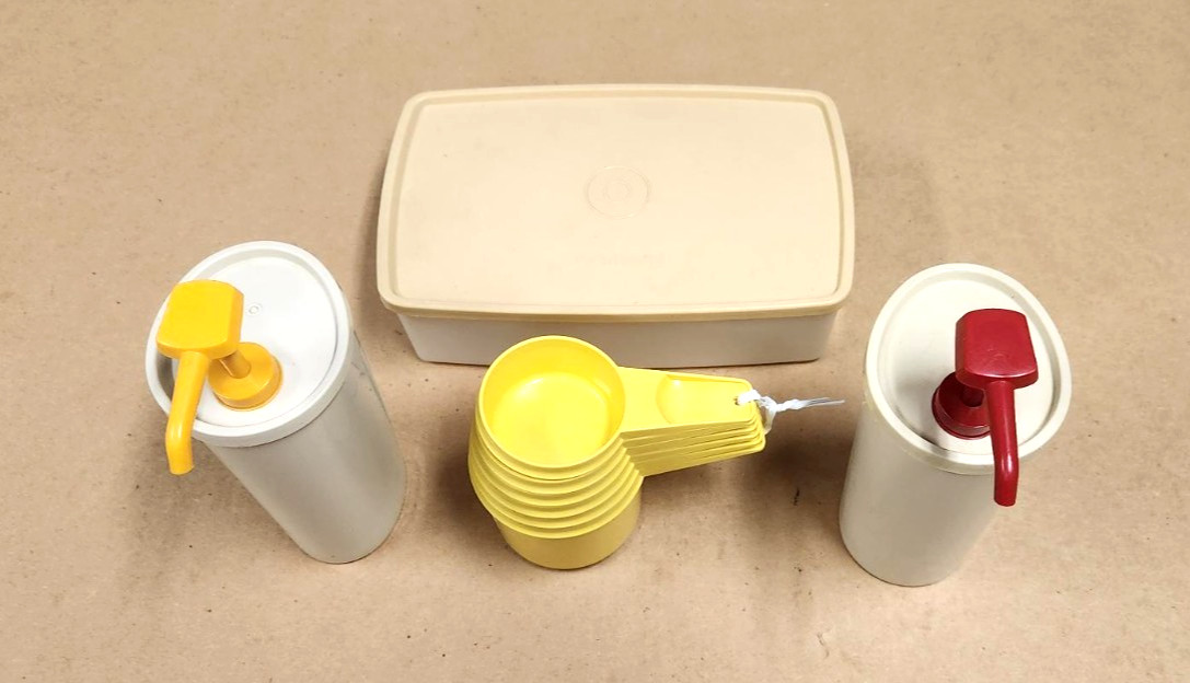 4 Piece Tupperware Set Ketchup & Mustard Pumps Measurement Cups & Rectangle Tub
