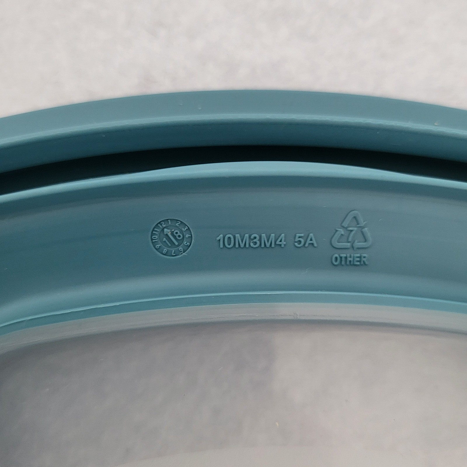Rubbermaid Premier 10M3M4 Blue Square Replacement Window 7″ Container Lid