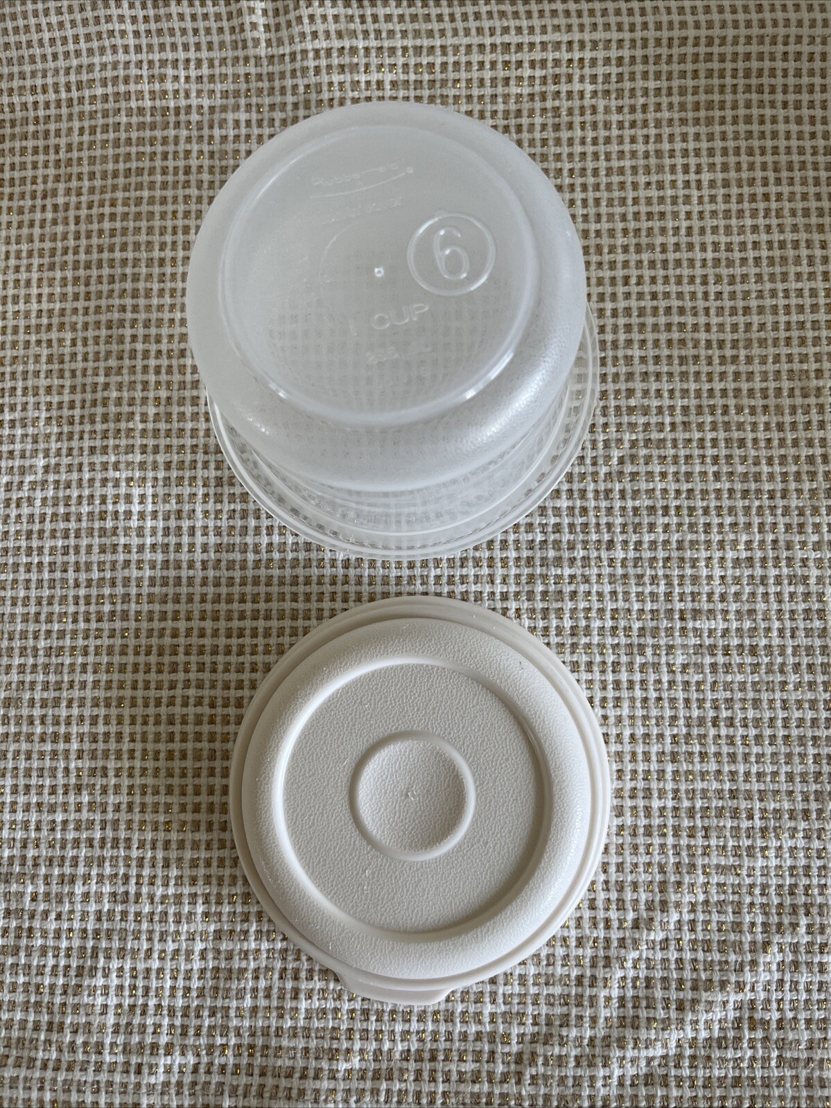 VINTAGE RUBBERMAID 5 PCS 2 . 1/2 C. 1 C. ROUND & 2 C. SQUARE ~ ALMOND LIDS