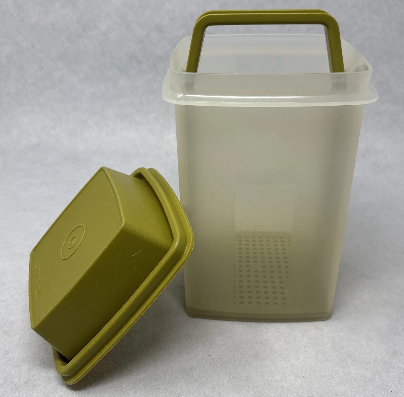 VTG Tupperware Pickle Keeper Clear 1560-6 w/ Green Lid 1562-4 & Strainer 1561-3