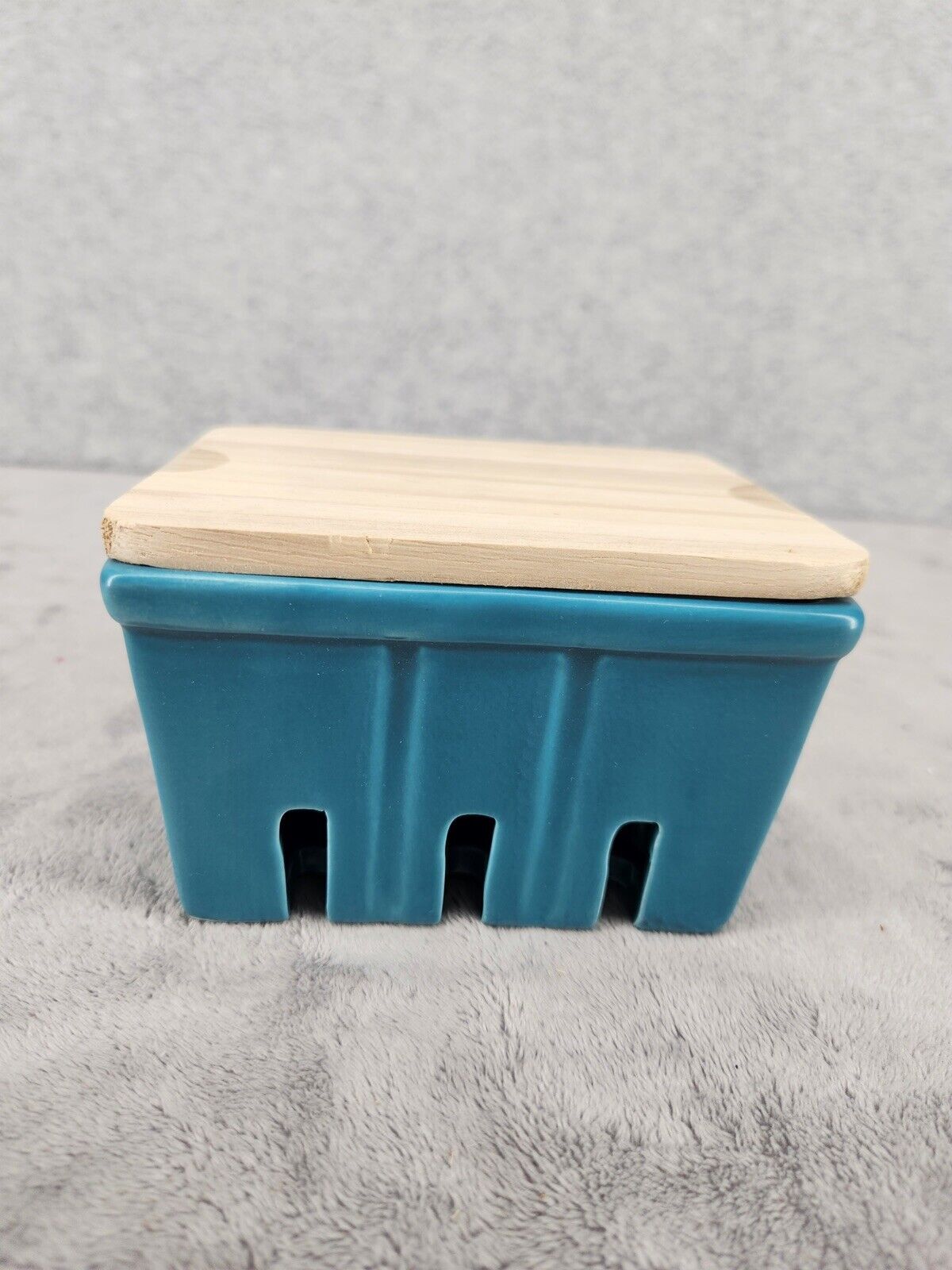 IQ Accessories Porcelain Food Storage With Wood Cover Teal Blue 3x4x5