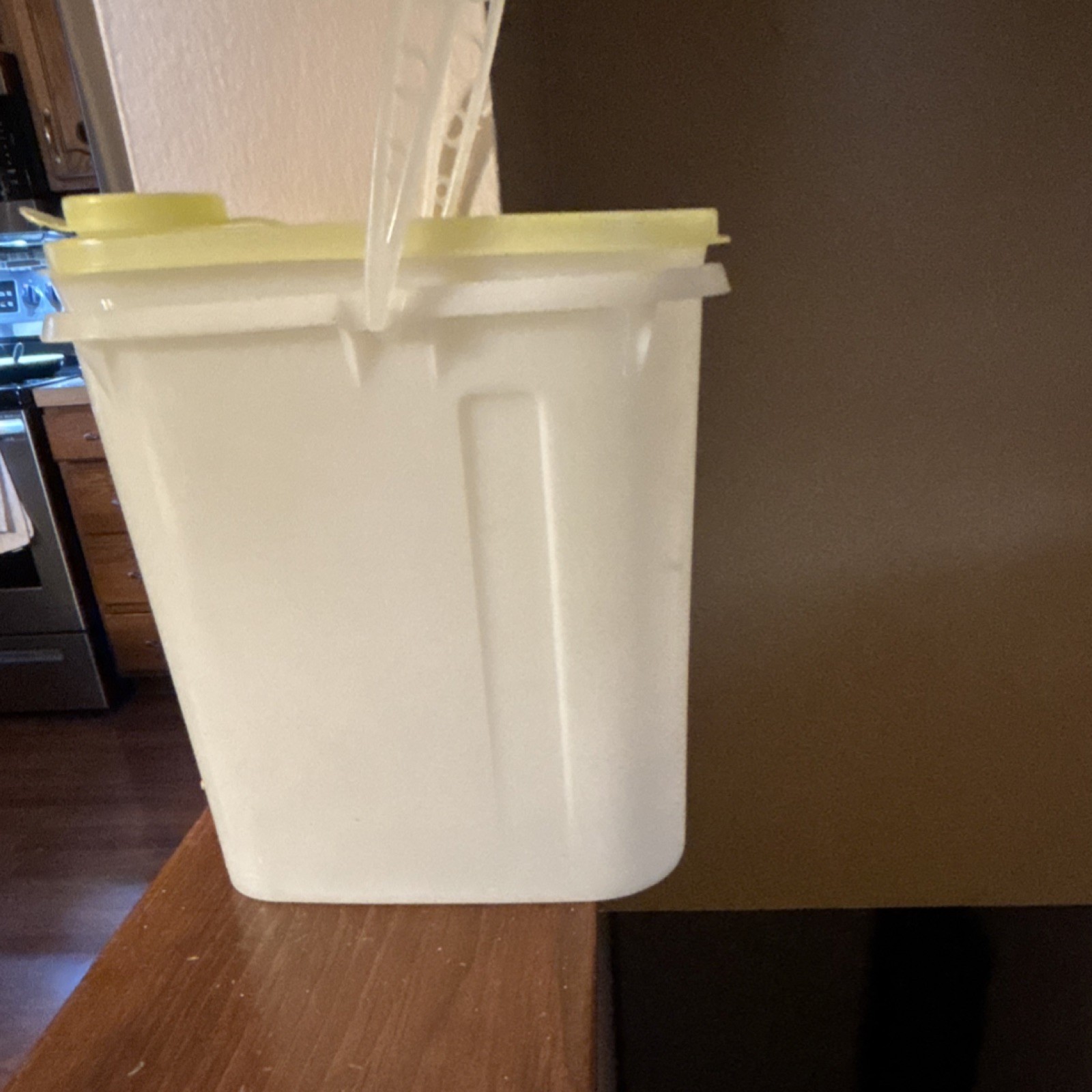 VTG Tupperware 587-7 Clear Plastic Pitcher with Yellow Snap Lid Handle
