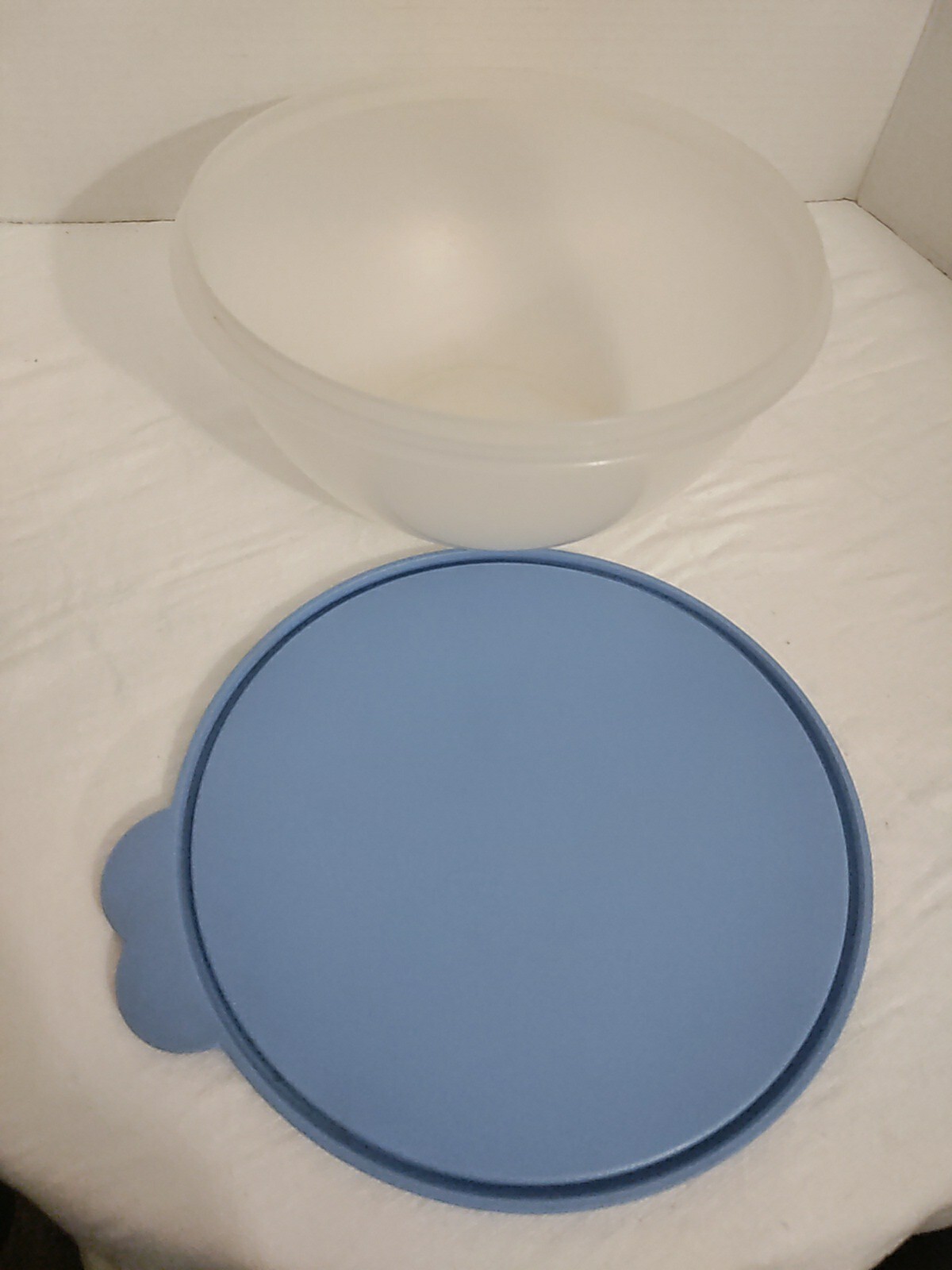 Tupperware Sheer 12 Cup Mixing Bowl 2518A-1 with BLUE 2515A-2 Lid/ 3 Liters