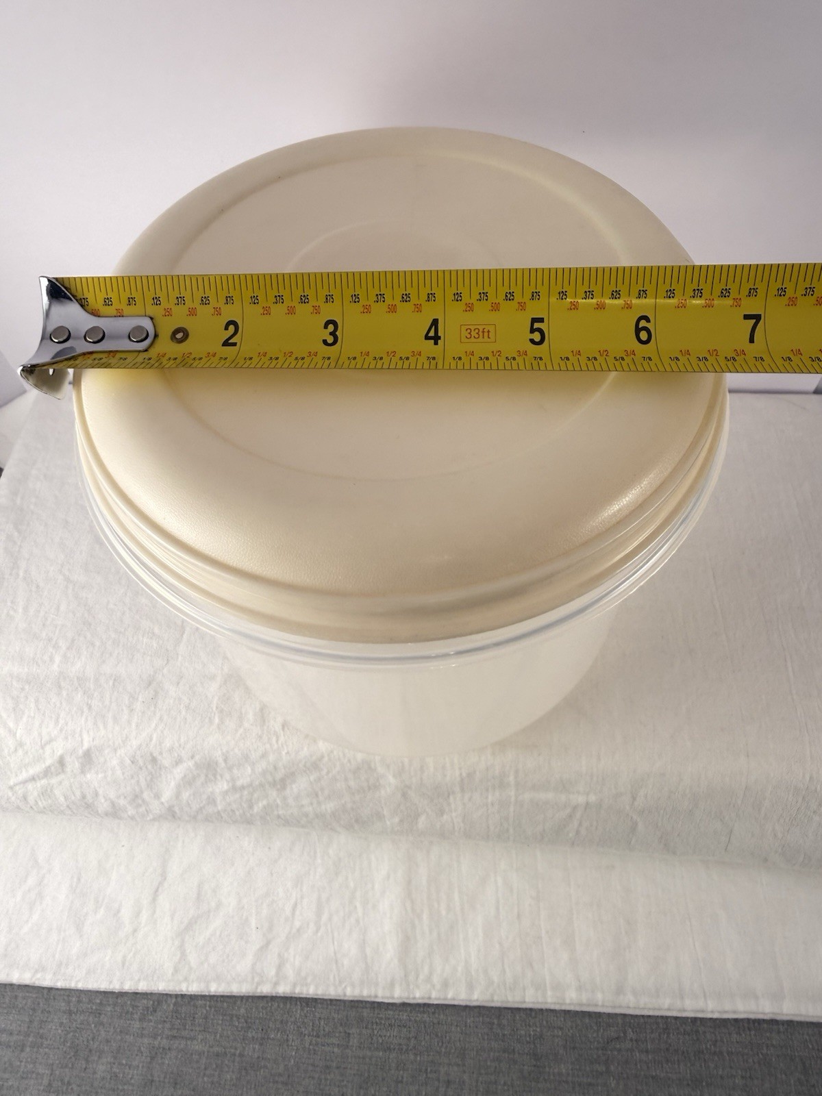 Rubbermaid Servin Saver #9 10 Cup Round Clear Container Almond With Lid