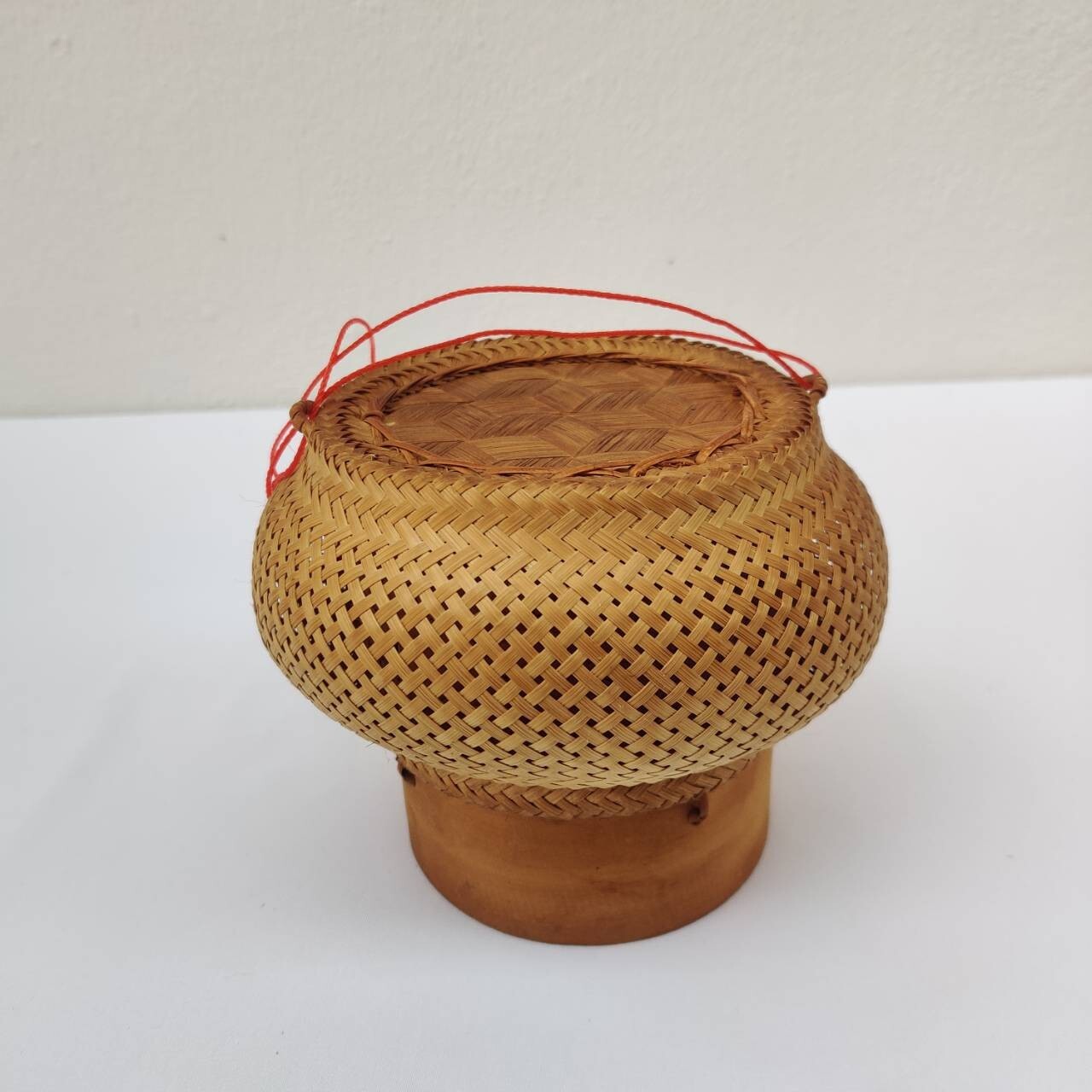 Sticky rice basket made from bamboo Comes with a cloth to put the sticky rice in
