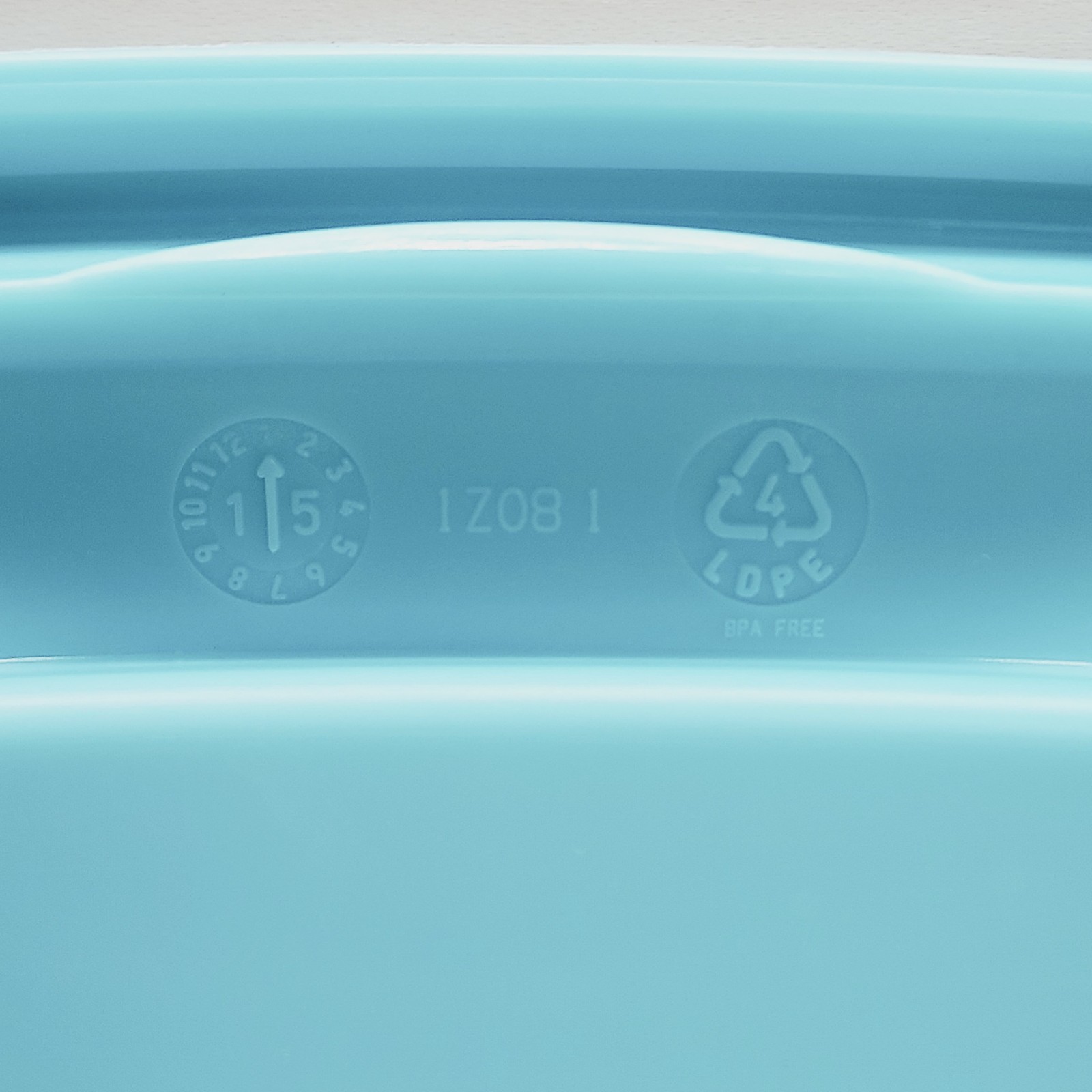 Rubbermaid Easy Find Lid 1Z08 Light Blue Rectangular Replacement Container Lid