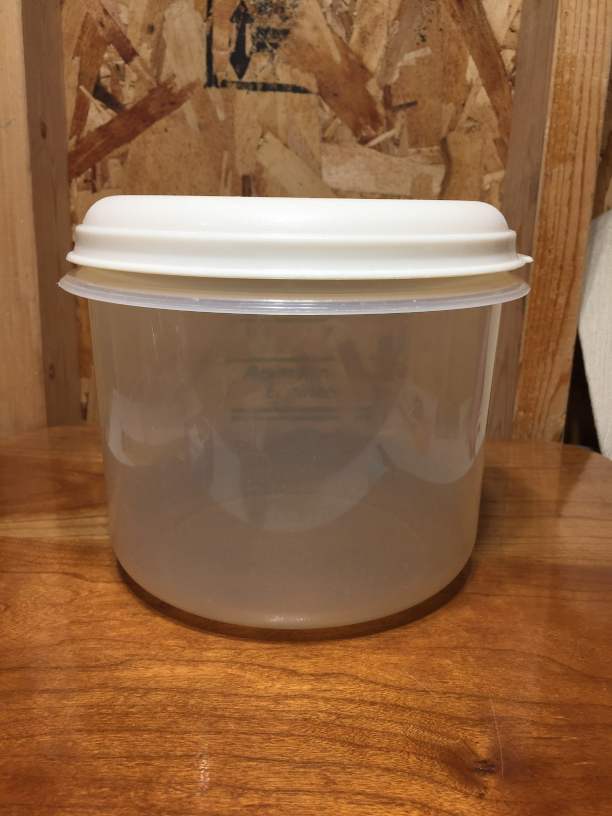Rubbermaid Servin’ Saver 10 Cups 2.4 L Clear Bottom White Top 0024 1
