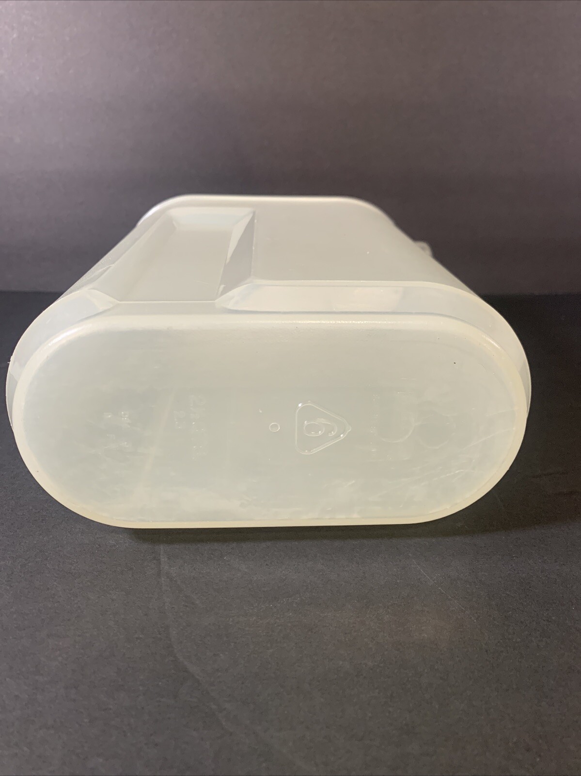Rubbermaid SERVIN’ SAVER 2 1/2 quarts slim drink pitcher #0941 white lid