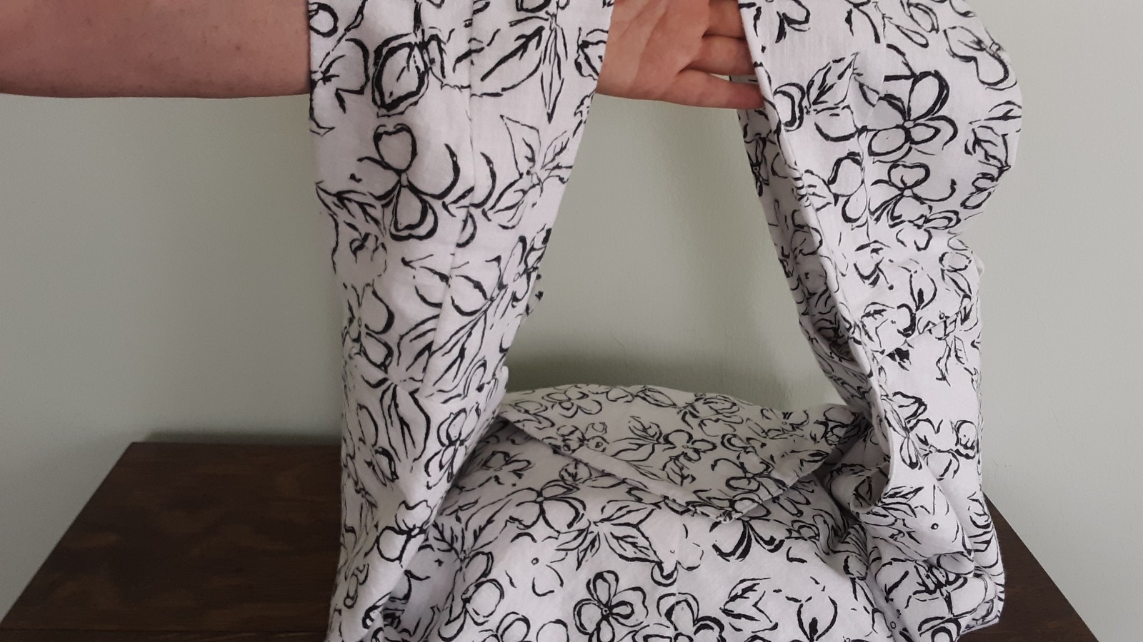 Insulated black & white fabric casserole carrier fits any size dish, reversible