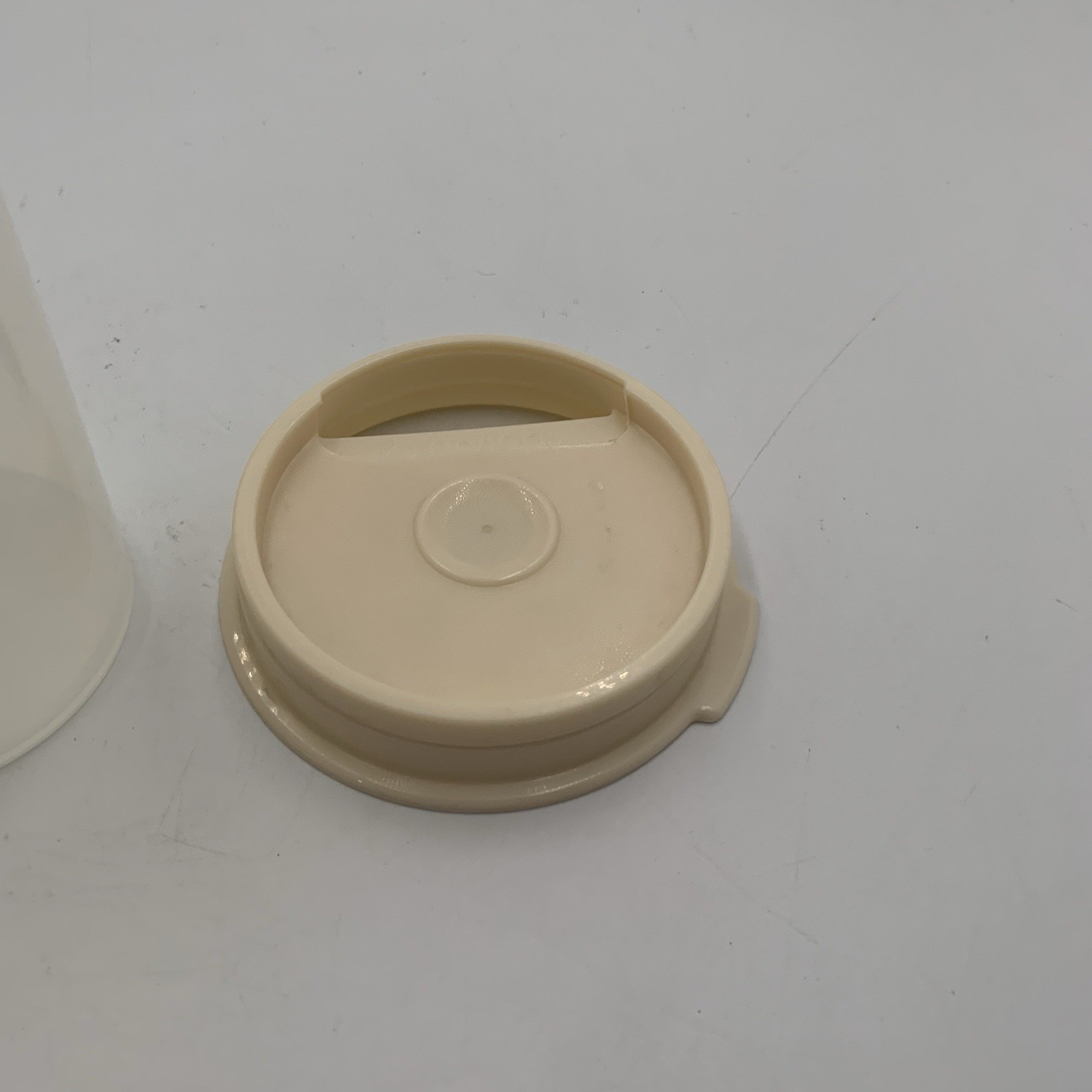Vintage Rubbermaid Servin’ Saver Spaghetti Keeper Storage w/Almond Lid