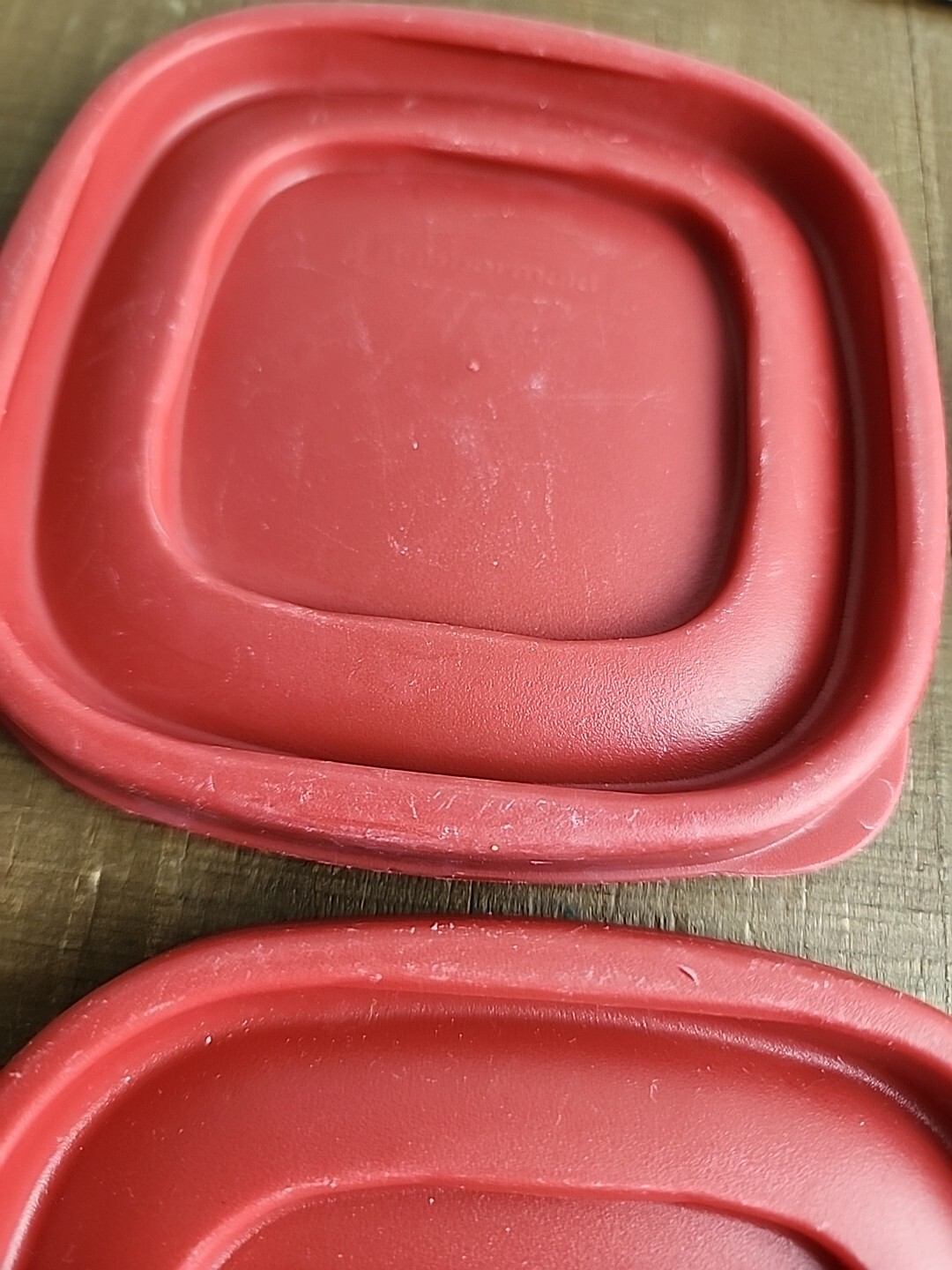Set of 4 Rubbermaid Easy Find 7J58 Replacement Lids 4.5” Square Red