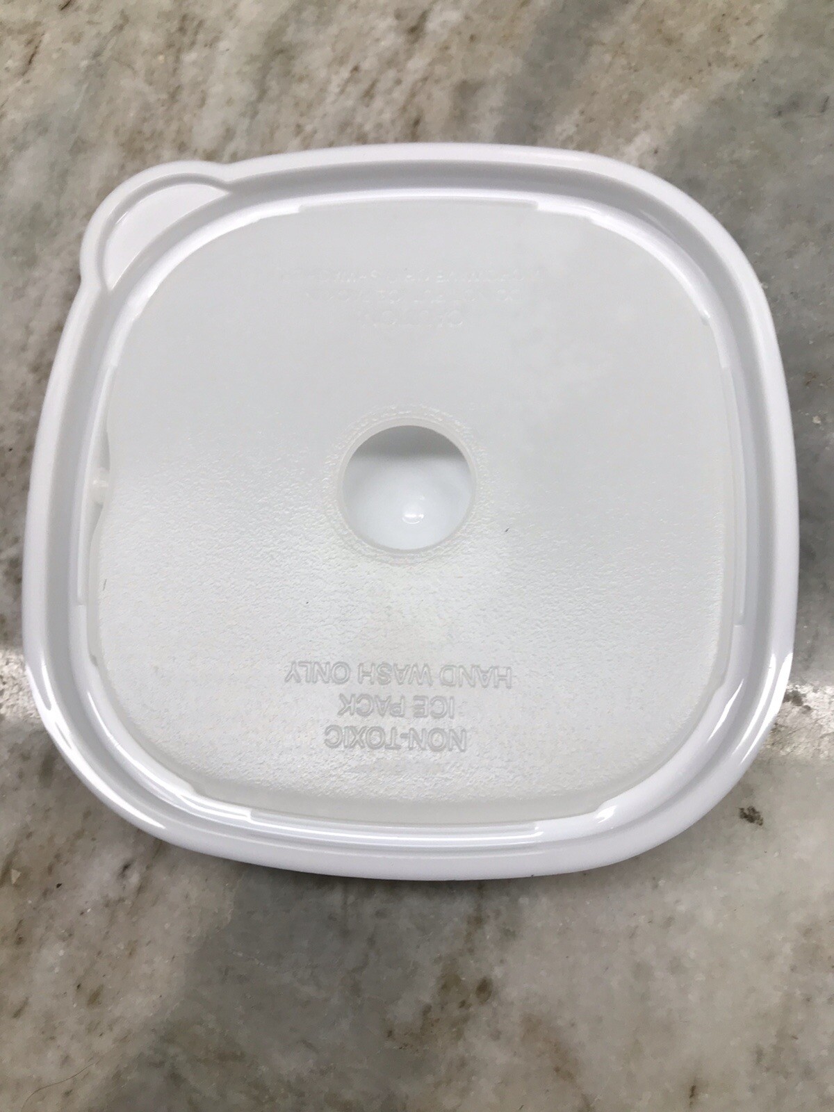 Sure Fresh Small Square 2.44Cup/19.5floz/Removable Ice Pack-Read Dir. Before Use