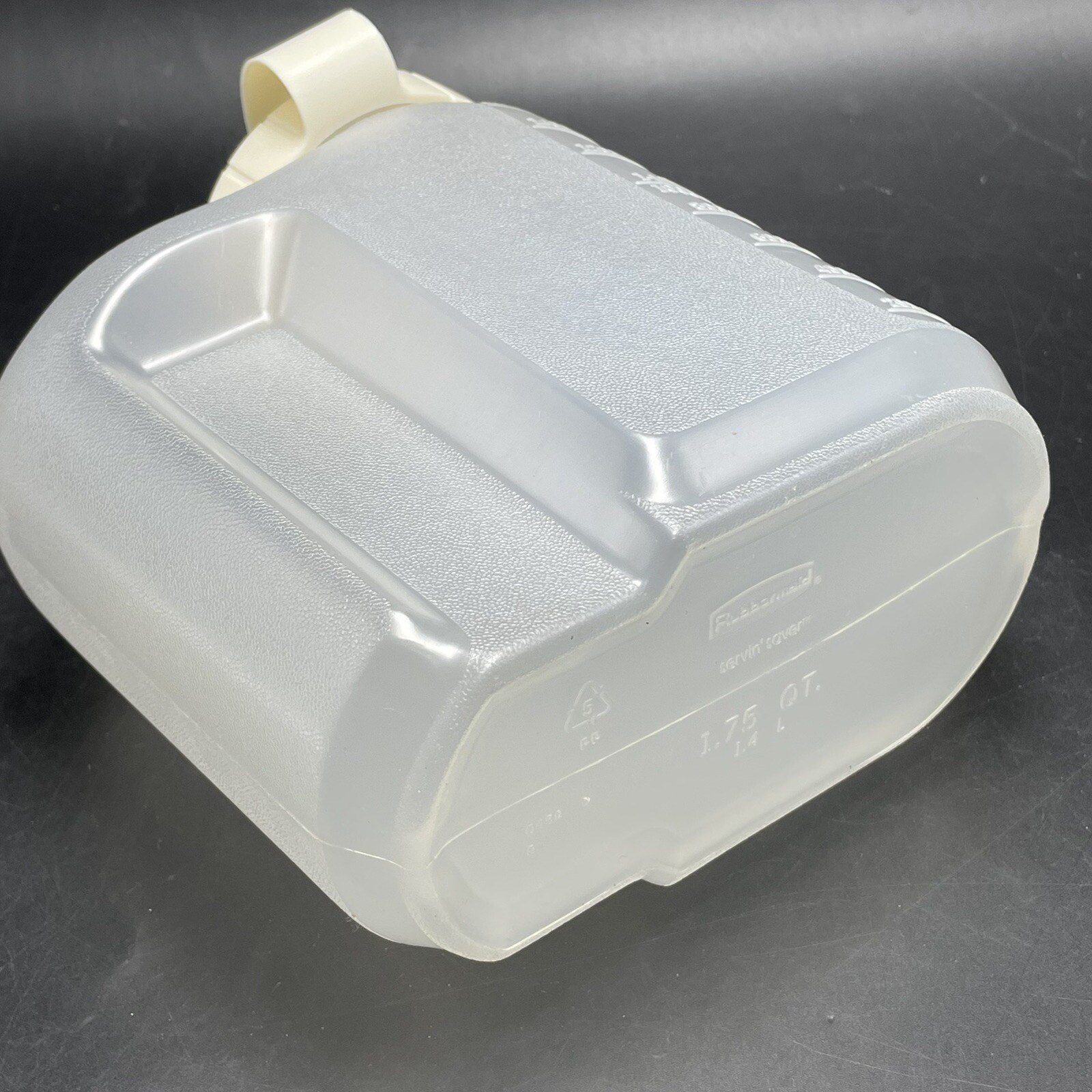 Rubbermaid Servin Saver 1.75 Qt Jug Bottle Pitcher w Almond Flip Lid w Metrics