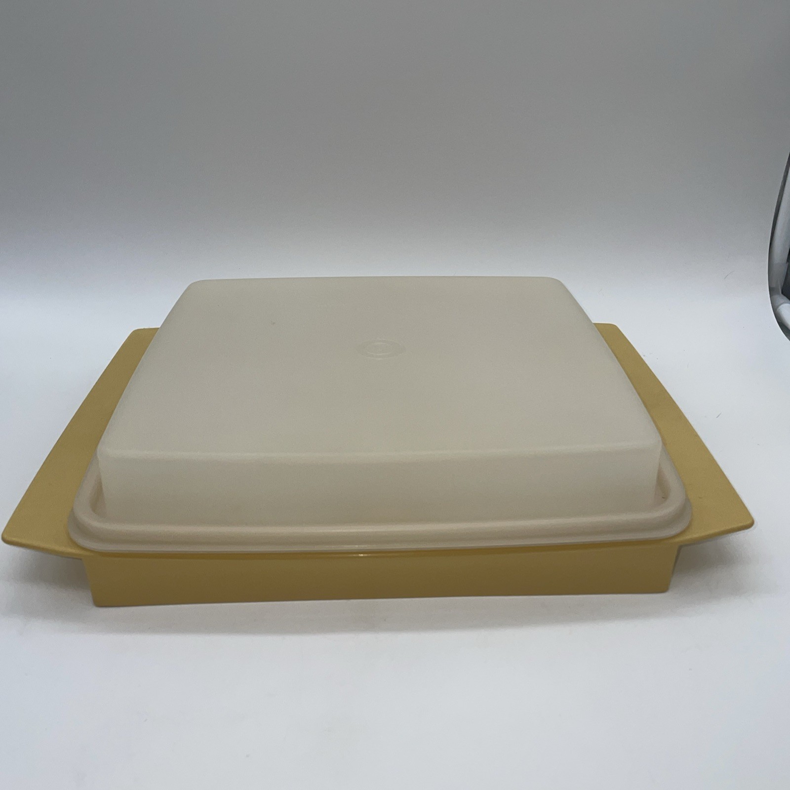 Vtg Tupperware Deviled Egg Keeper Carrier Harvest Gold Yellow w/ Inserts 723-2