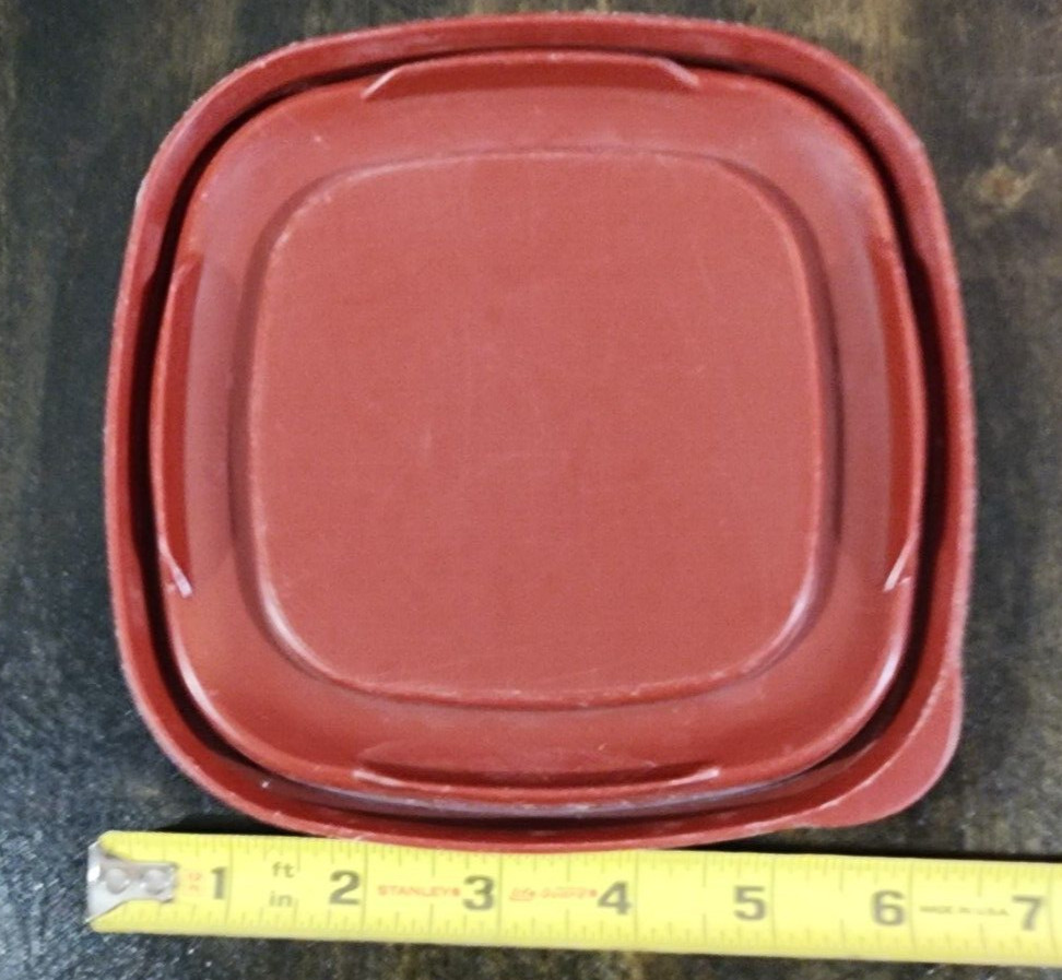 5 Rubbermaid Dark Red Container Lid 7j64 Manufactured 8/2009 Food Storage