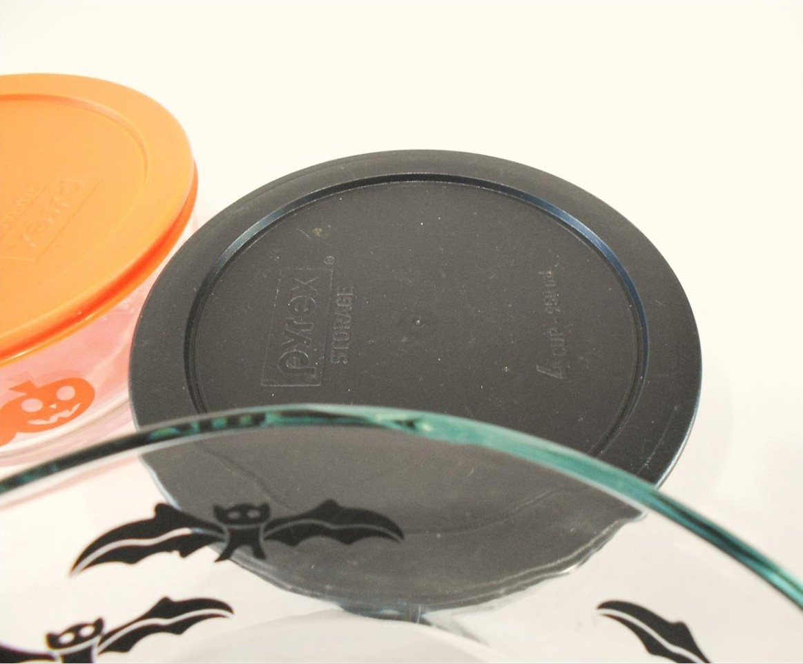 6-pc PYREX Halloween 4-Cup STORAGE BOWLS w/Covers 1-Qt Pumpkins Ghosts Cats Bats