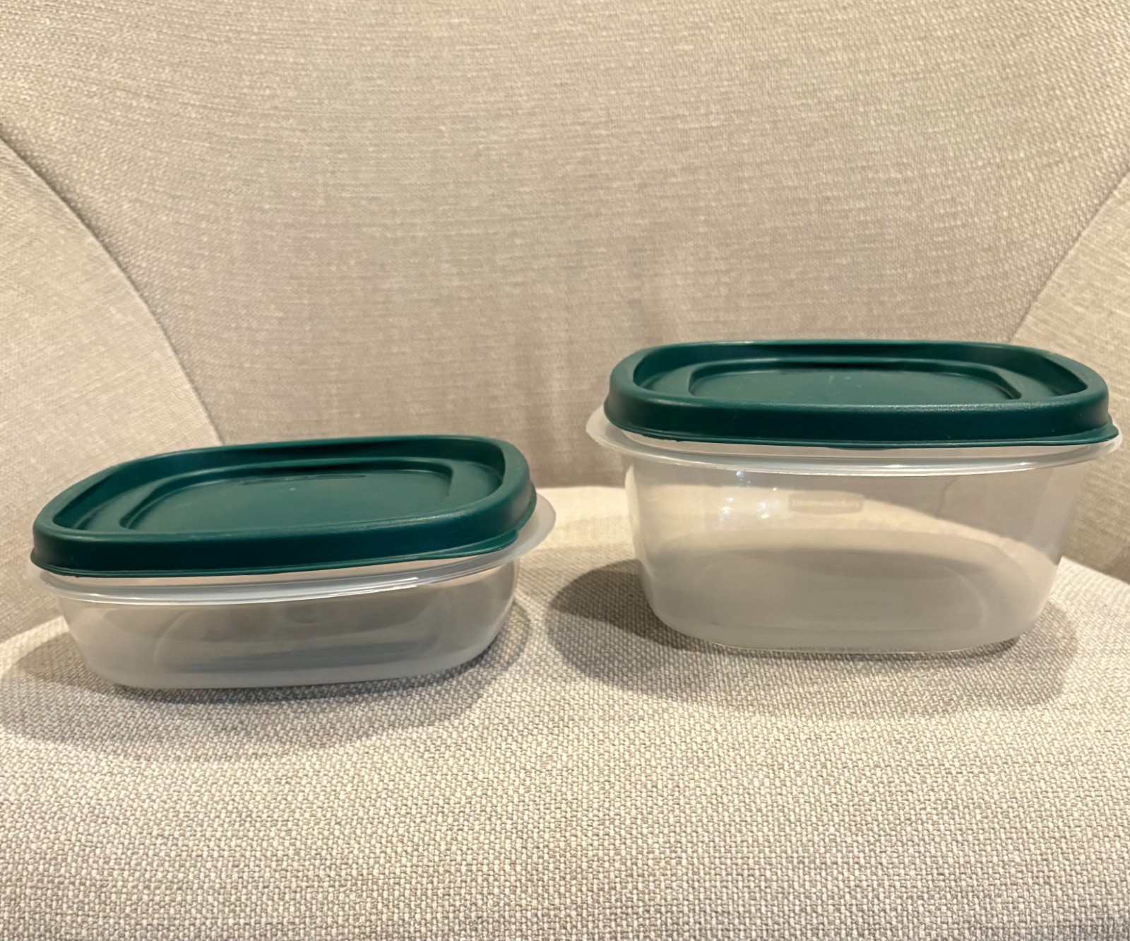 Rubbermaid Set of 2 Servin’ Savers – 3 & 5 cups size – Dark Green Lids