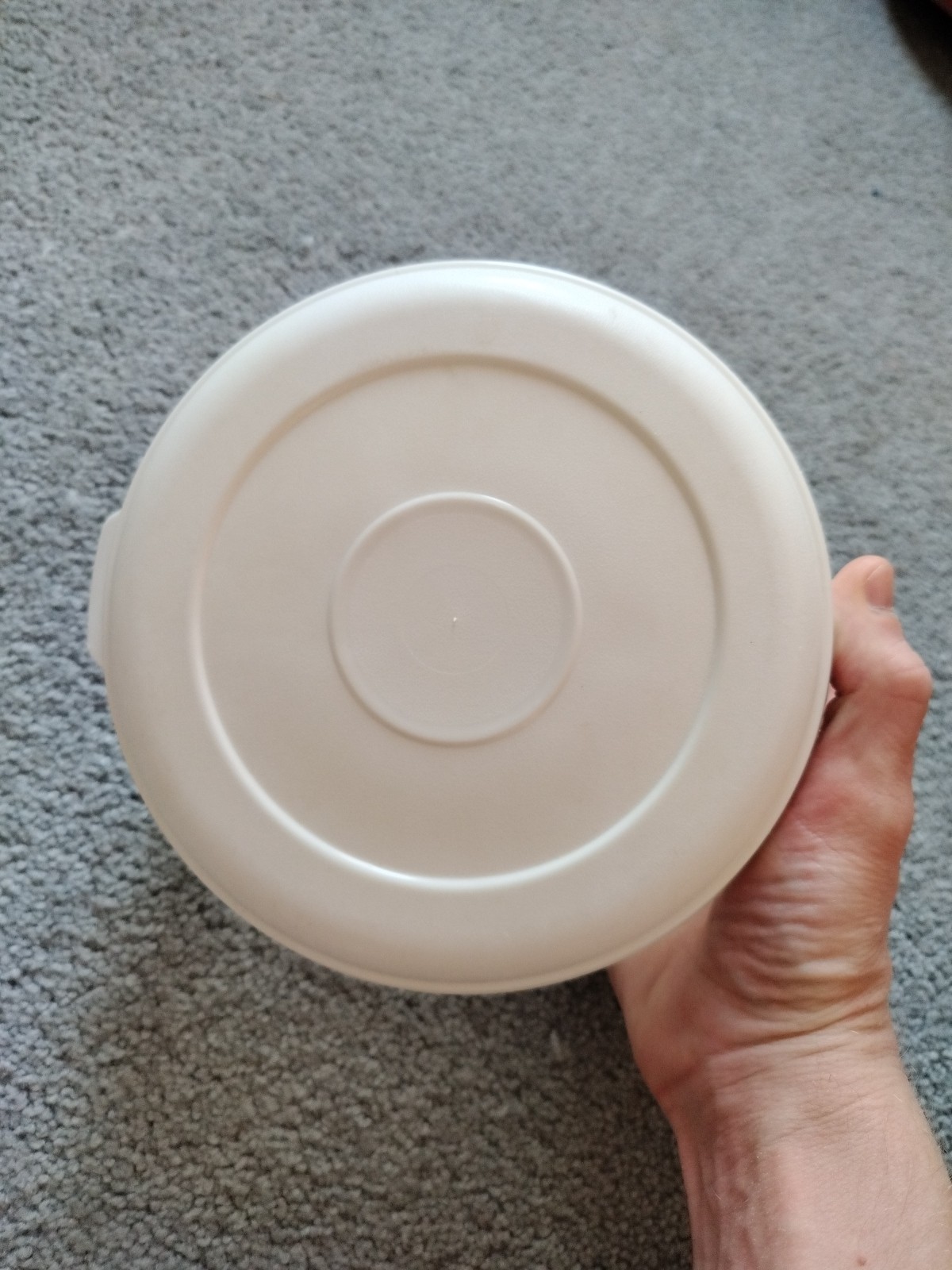 (2) Rubbermaid #3 Servin’ 1.4 QT Round #3 & #9 Lids 6.75″x6.75″x2.75″ Scratches