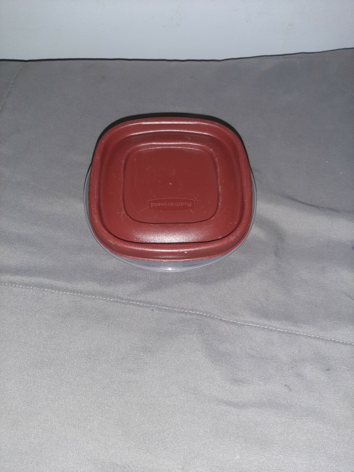 Rubbermaid 7J56 Red Snap On Lid and Container 4.5″ Square 1.25 cups