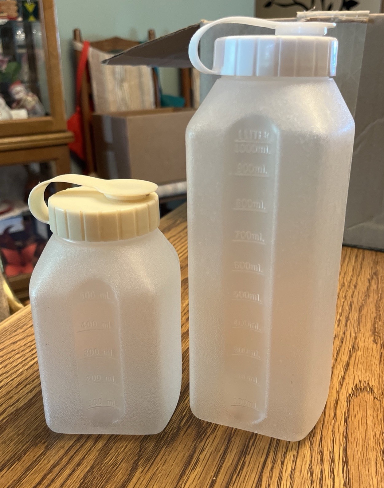 2 Pc. Lot 1 Pt & 1 Qt Vintage Rubbermaid Serve & Saver plastic storage jugs