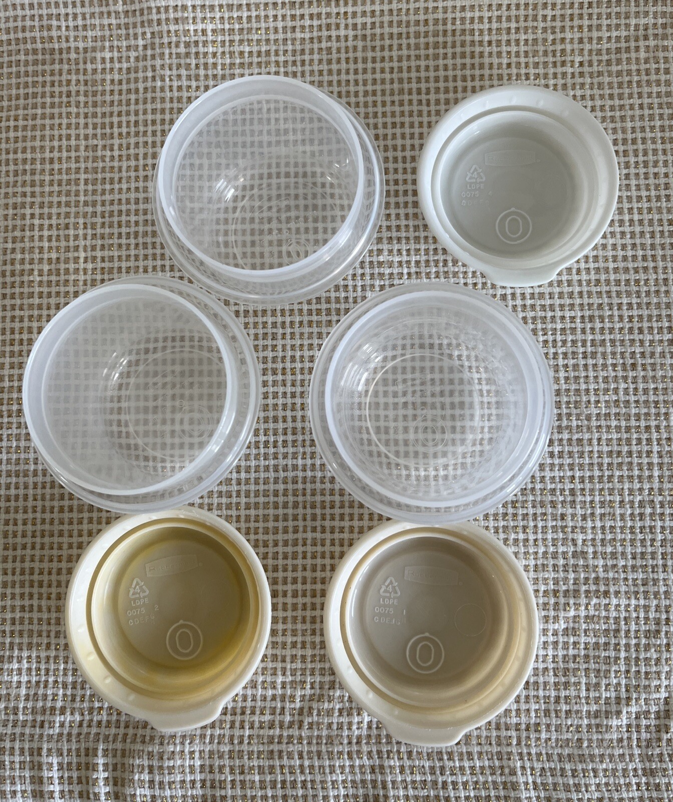 VINTAGE RUBBERMAID 5 PCS 2 . 1/2 C. 1 C. ROUND & 2 C. SQUARE ~ ALMOND LIDS