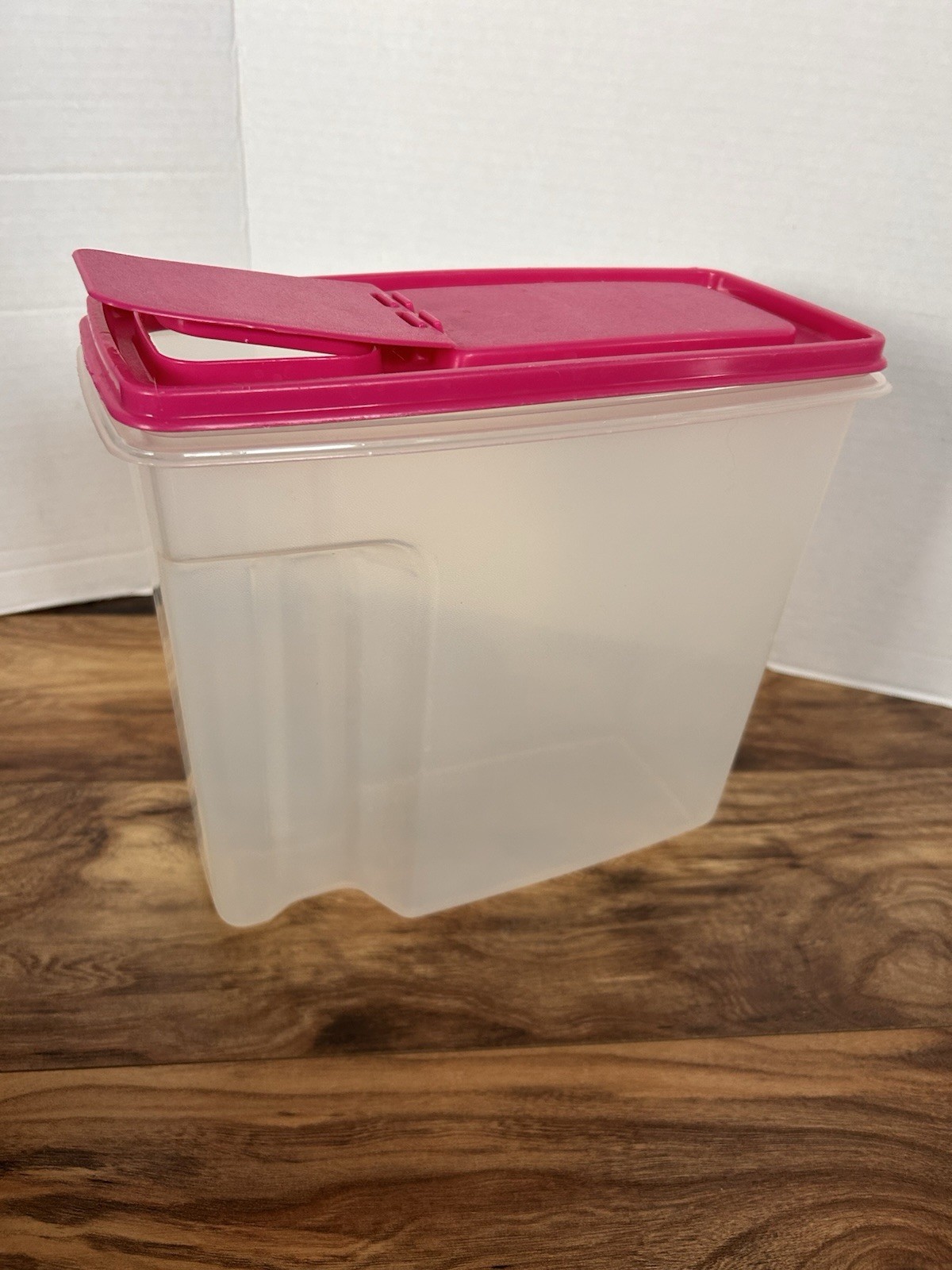 Rubbermaid Servin Saver Pink 21 Cup Storage Snap Close Pouring Lid Cereal