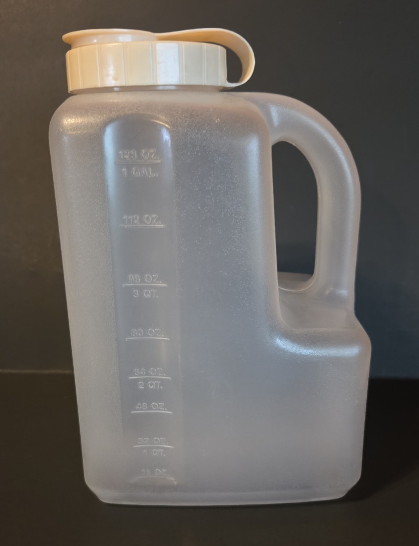 Vtg. Rubbermaid Servin Saver Pitcher/Jug 1 Gallon 4 Qt. #0231 Flip Top Lid