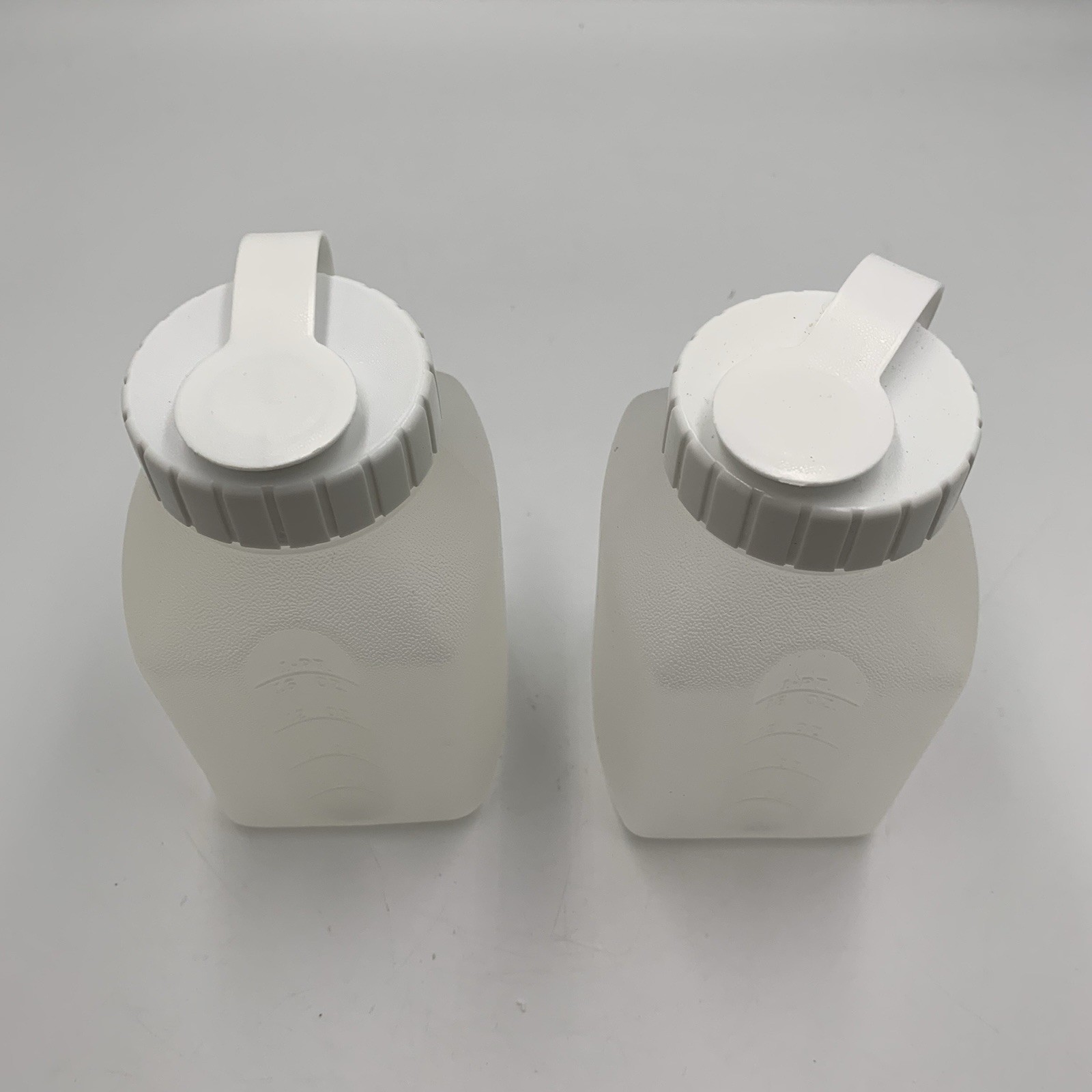 Vintage Rubbermaid Set of 2 Servin Savers Pint Size Bottles White Lid