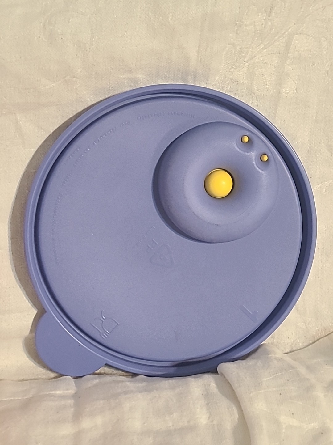 2 TUPPERWARE REPLACEMENT LID 2648A-1 Flip Top Microwave Blue Red w/ Vent 6 1/4″