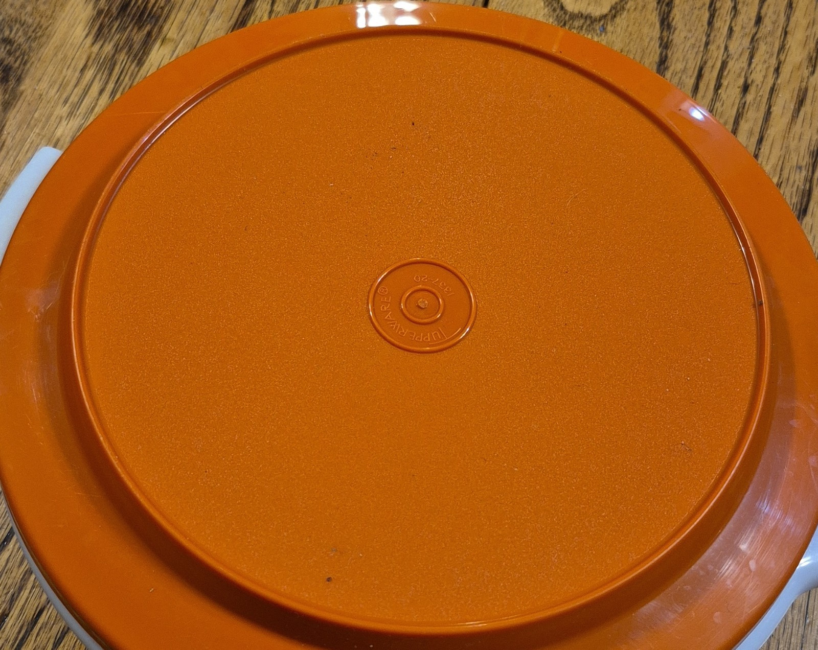 Tupperware Suzette 1 Qt Round Divided Container Orange/White Snap Lid 2pc Set