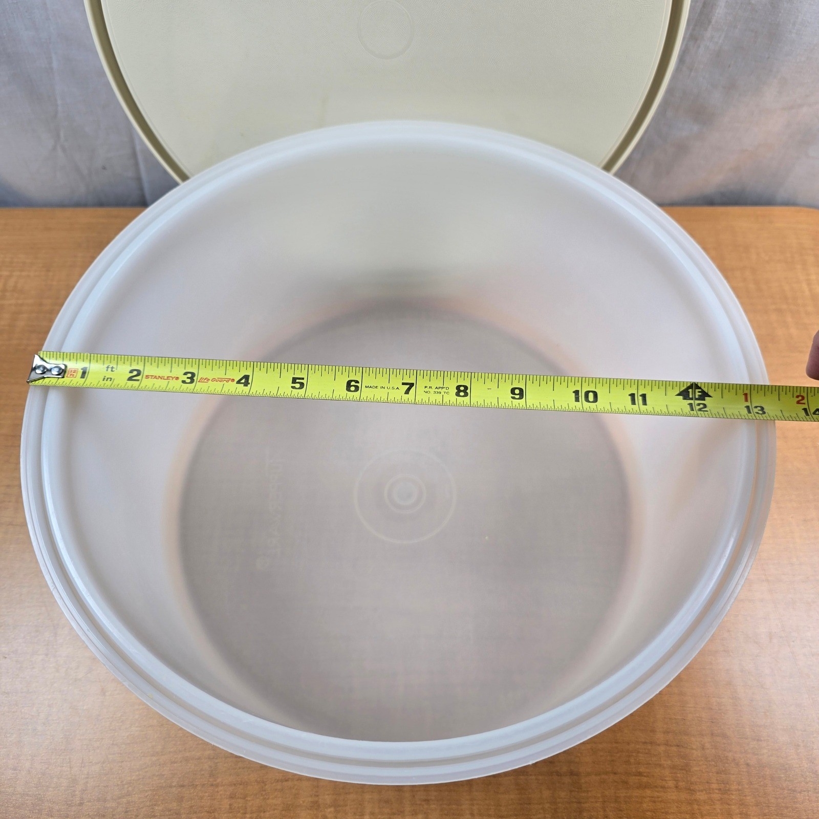 Tupperware Cake Container Carrier Base and Lid 12″ x 6″ #1256-6 Almond