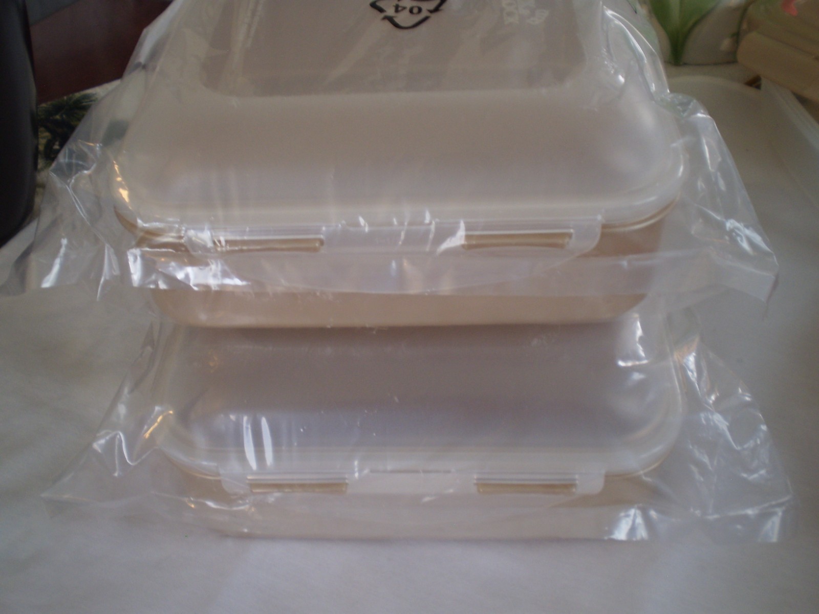 LOCKNLOCK 2 DOMED SQUARE STORAGE CONTAINERS – GOLDEN SAND WITH CLEAR LIDS