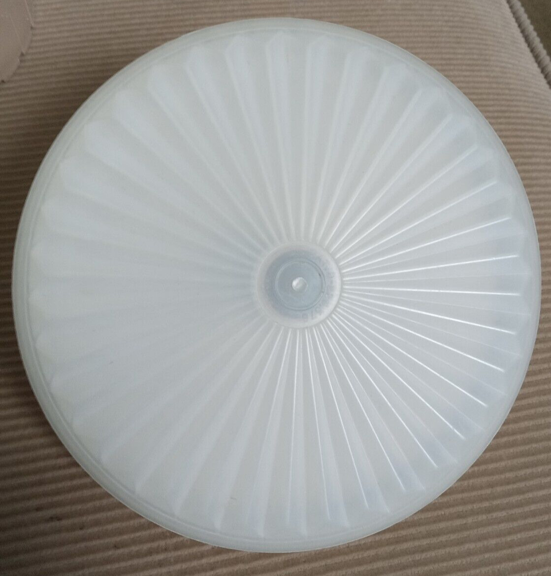 Vntg TUPPERWARE Tan Round 2 Qt Pitcher w Handle #800 & Push Button Lid #801/#802