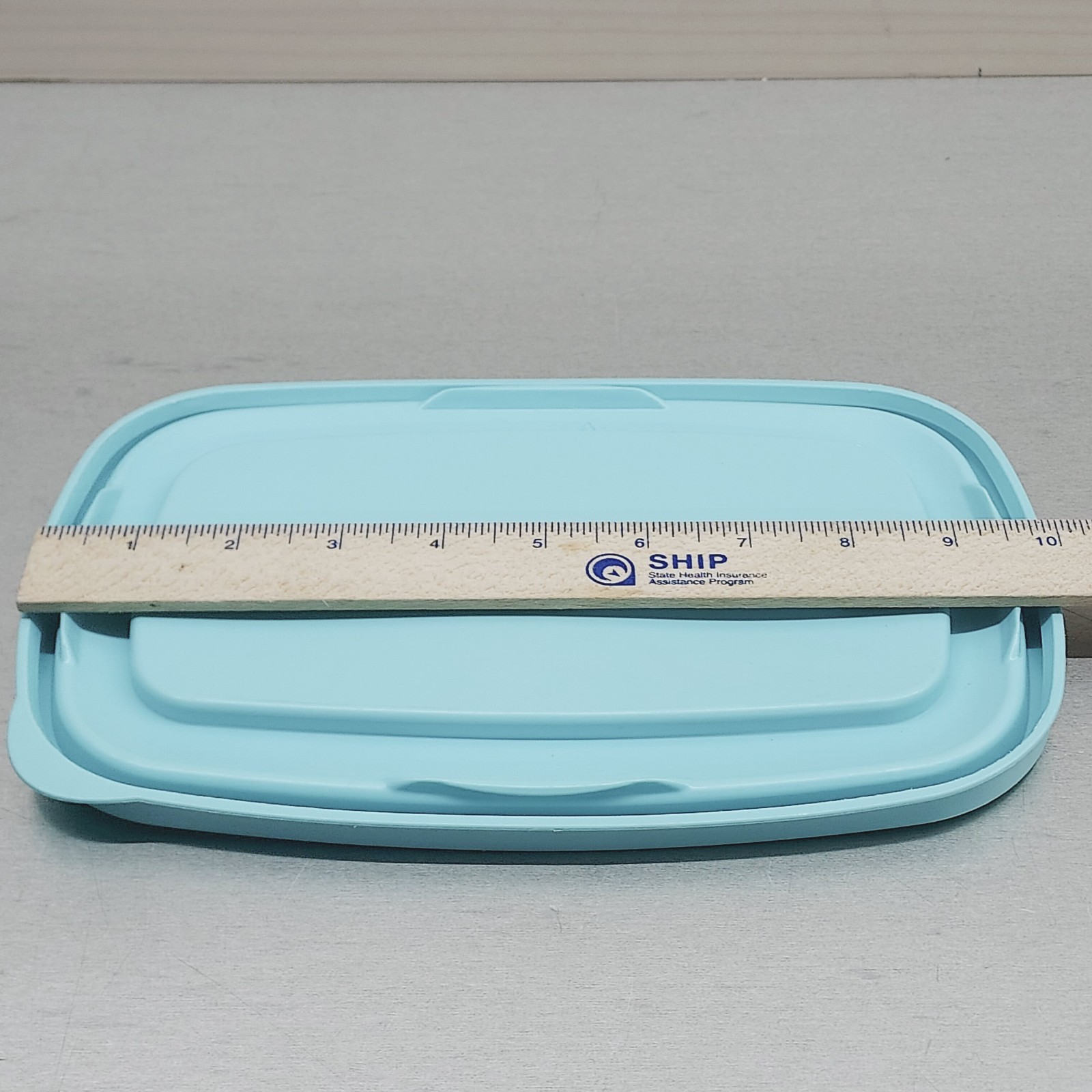 Rubbermaid Easy Find Lid 1Z08 Light Blue Rectangular Replacement Container Lid