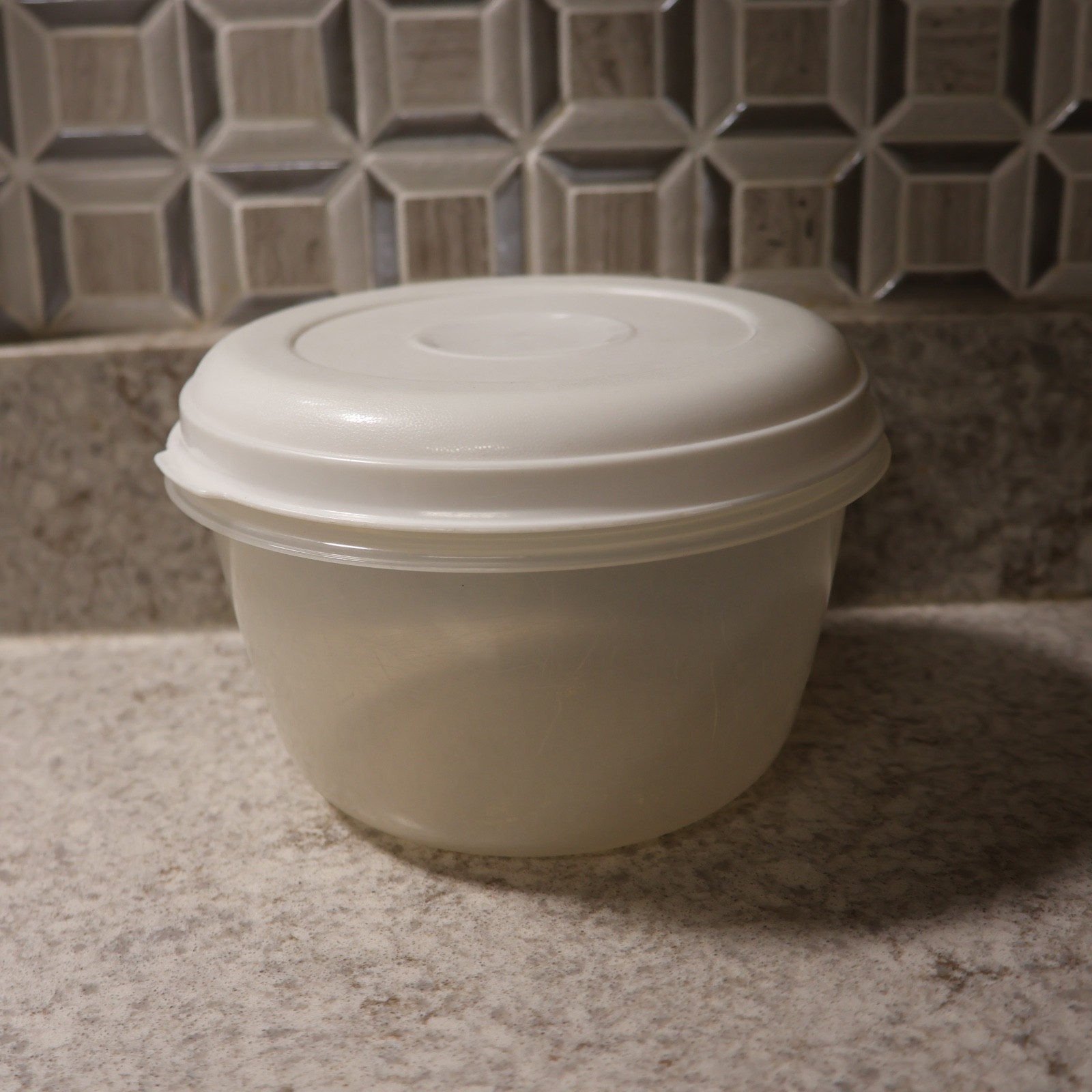 VTG Rubbermaid Servin Saver Round #3 Container Sheer w Almond Lid 6cup