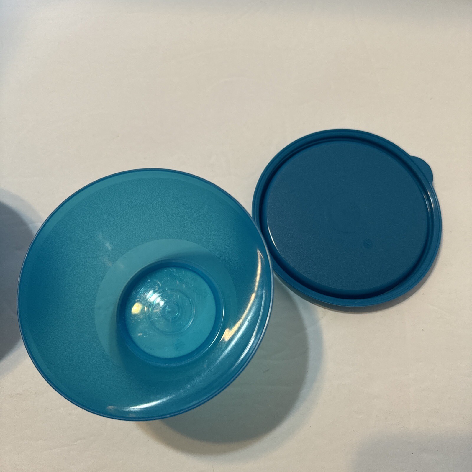4 Tupperware Refrigerator Bowls 148D & 1286 Plus Seals Little Wonders Blue Aqua