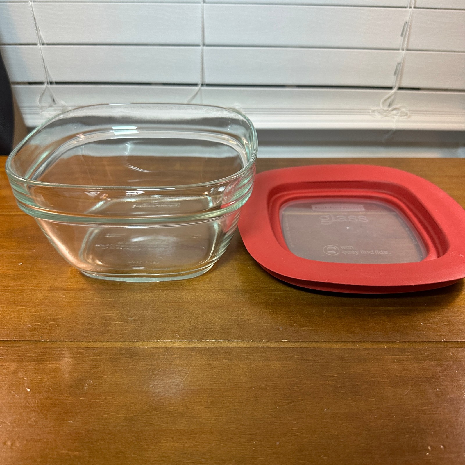 Rubbermaid 4 Cup 946 mL 7N63 Glass Food Storage Container Red Lid