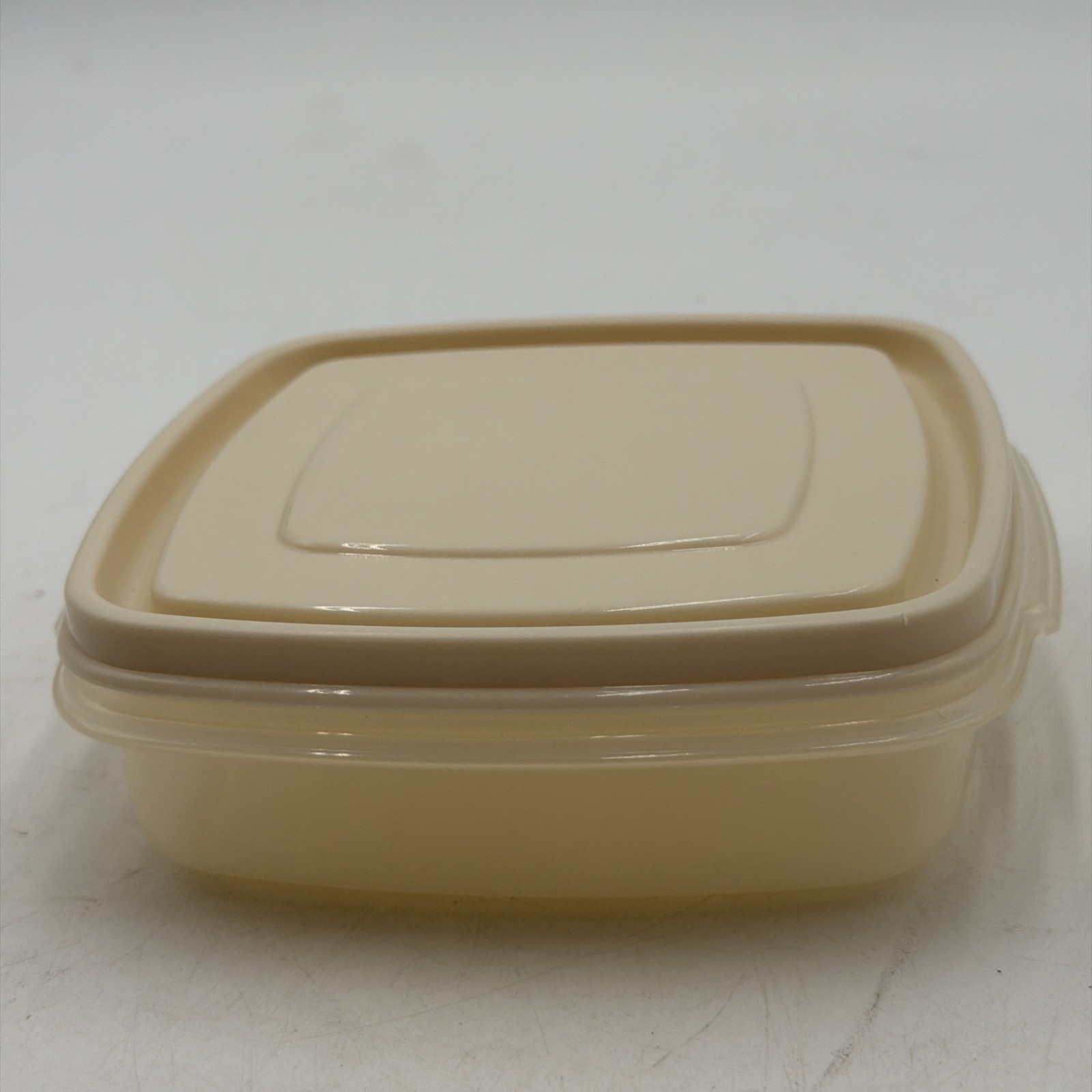 Rubbermaid Servin’ Saver #1 Square 2 Cup Storage Container Sandwich Almond Lid