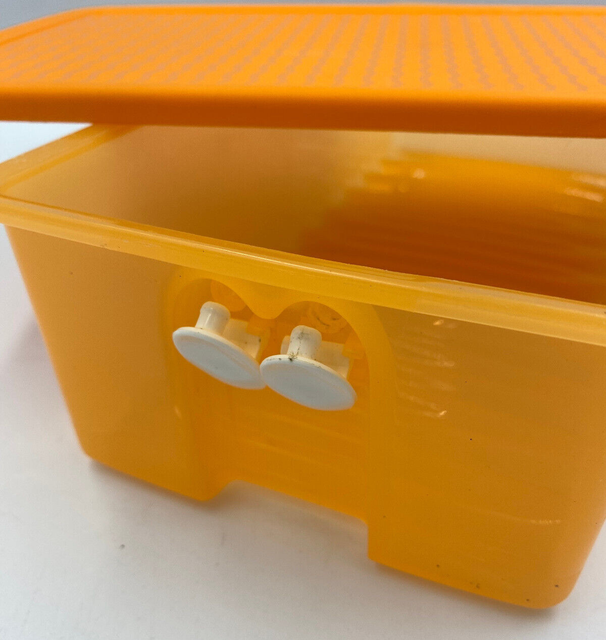 Tupperware Fridge Smart #4352 – 8 1/2 Cups – Vented Veggie Keeper