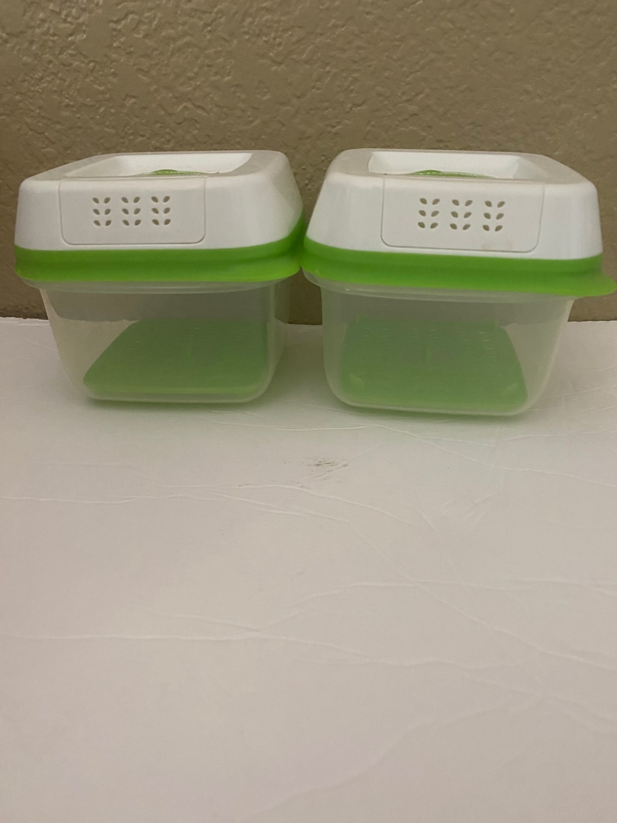 2 Rubbermaid – FreshWorks 2.5 cups each produce saver containers