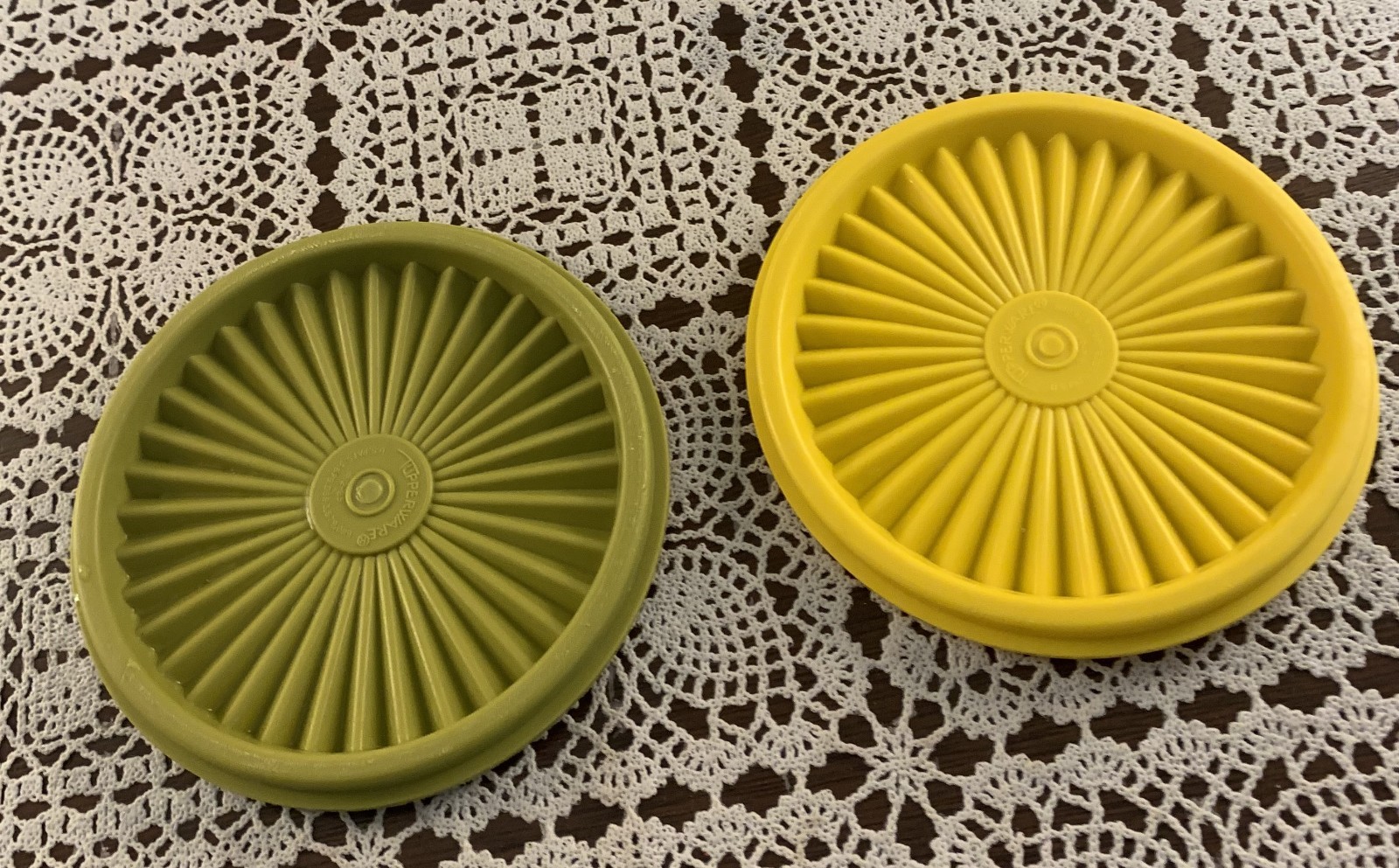 Two Vintage Tupperware Servalier Sunburst Seals 812-25 Yellow Avocado Green 5 In