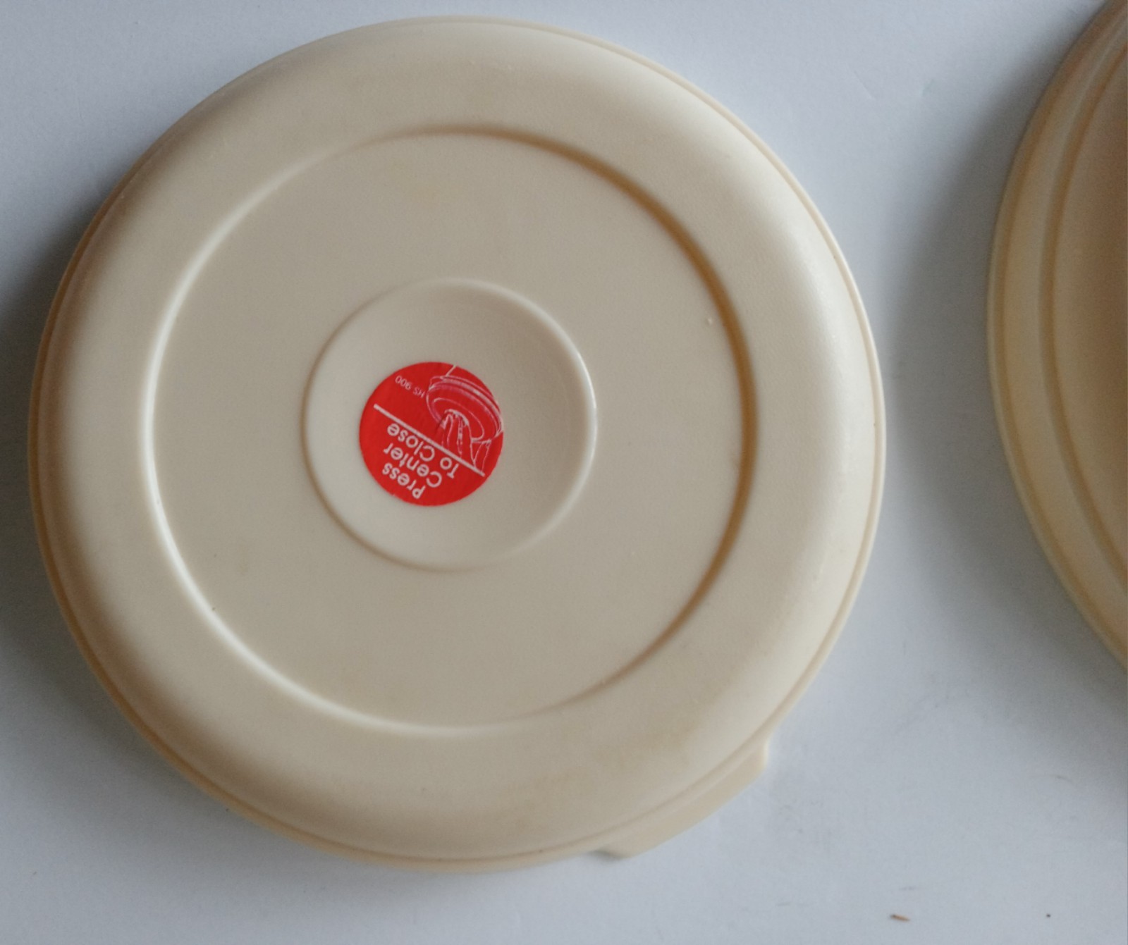 Vintage RUBBERMAID lot of 2 Round Servin Savers 2.5/1.5 Qt. with Lids