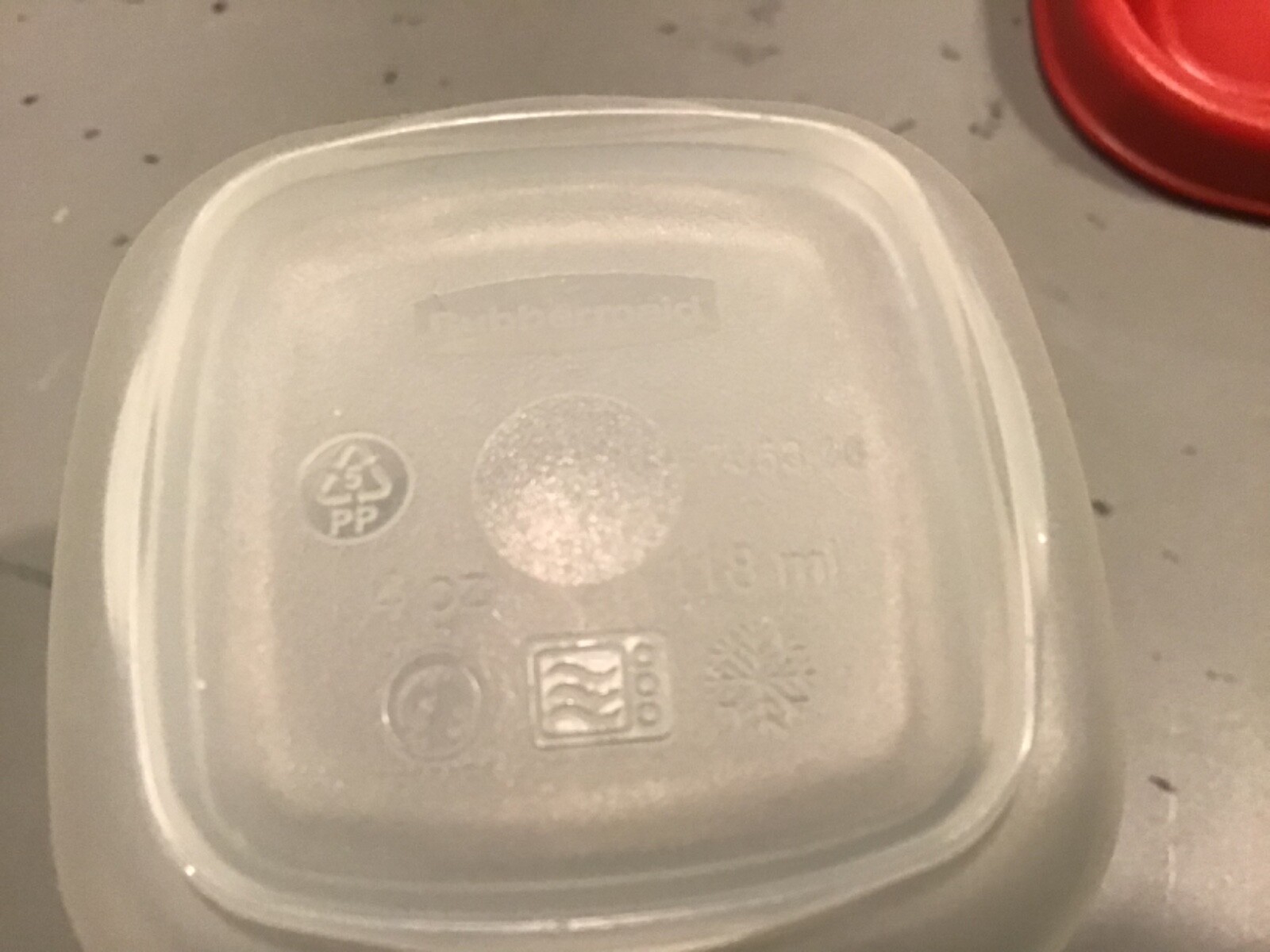 Rubbermaid 4 Ounce Square Food Storage Container with 7J54 Red Easy Find Lid
