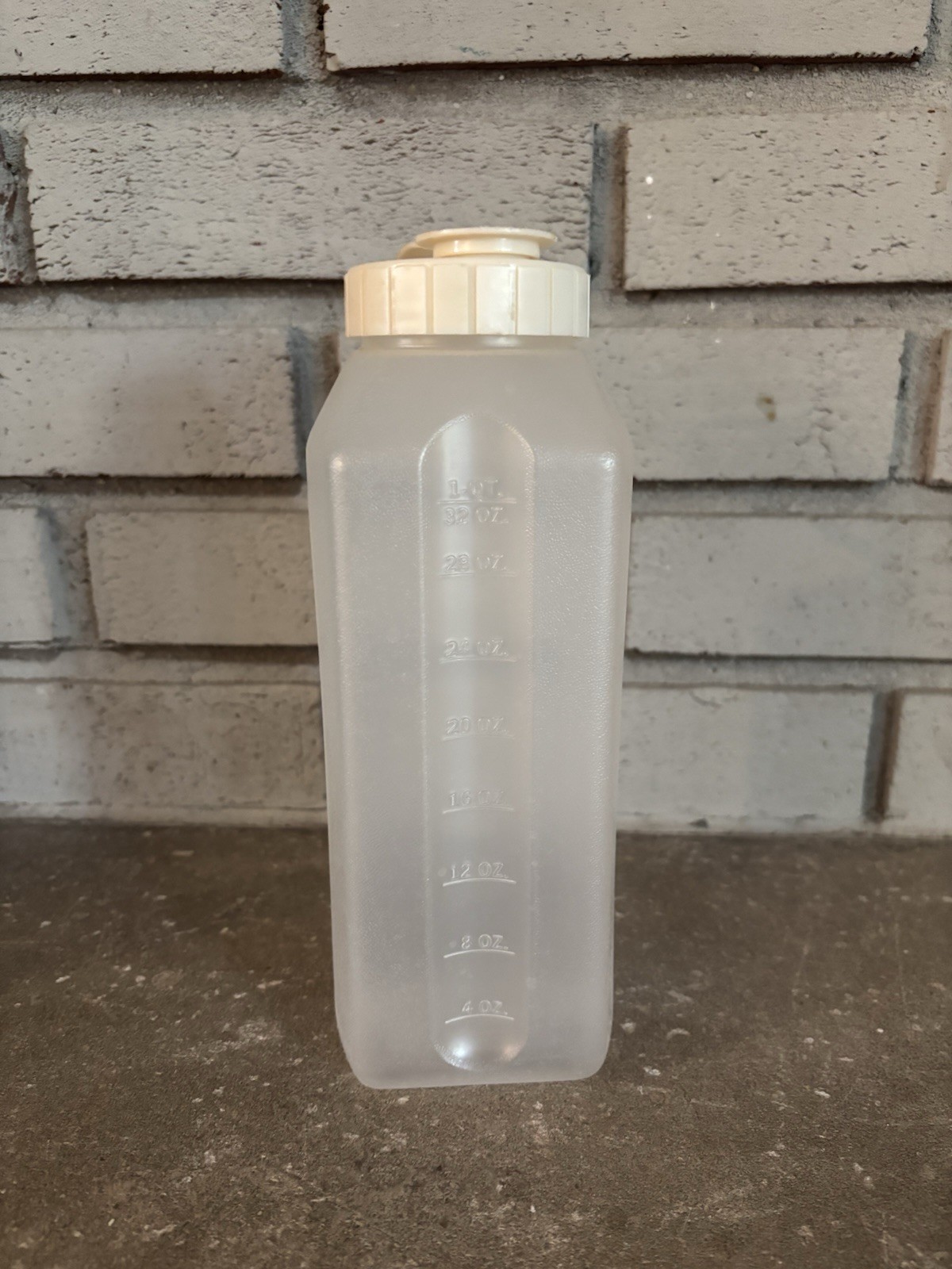 Vintage Rubbermaid Servin’ Saver Drink Bottle 1 Quart 940 mL Almond Flip Top Lid