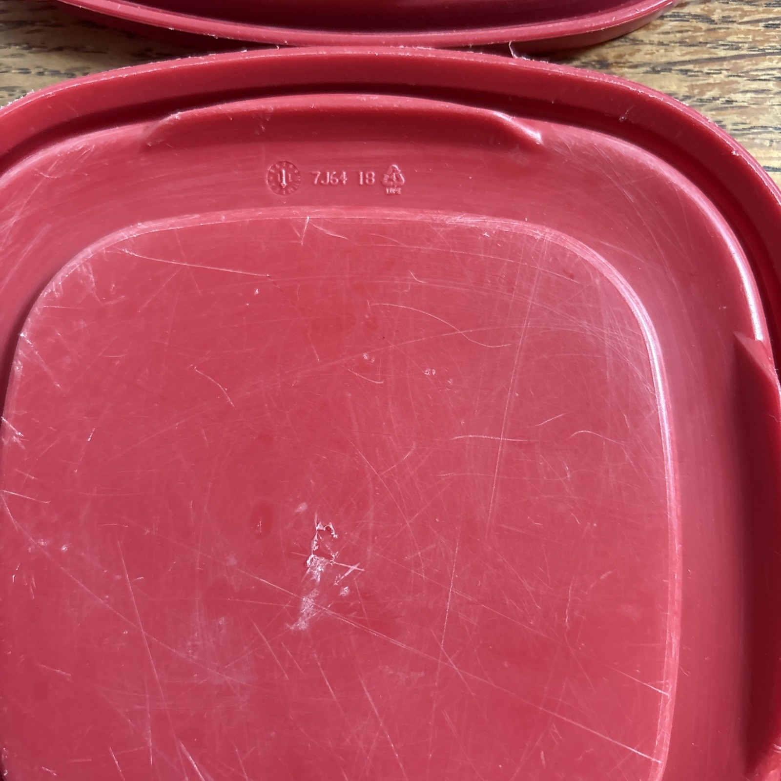 Rubbermaid 7J64 6.5’’ Maroon / Red Easy Find Replacement Lids X2