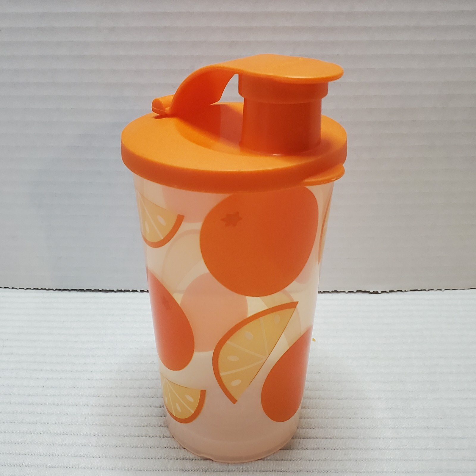 Tupperware Fruit Smoothie Tumbler Flip Top 12oz 1.5 Cups Oranges Orange 5″x3″