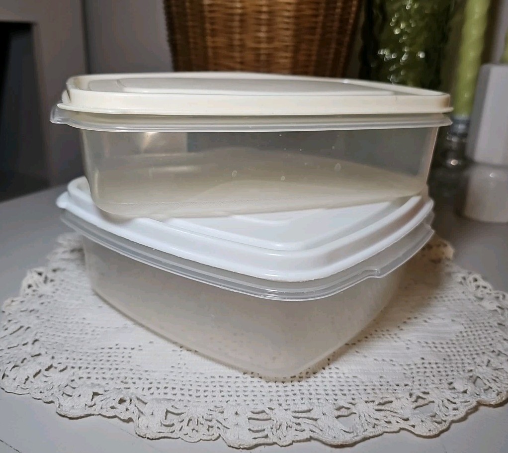 Rubbermaid Servin’ Saver #2 + #11 Square White Lid 5c Rectangle Almond Lid 24oz