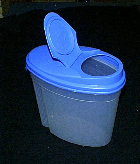 RUBBERMAID 3.5 qt/3.3L SERVIN SAVER #556 Cereal/Snack Container #4 with BLUE Lid