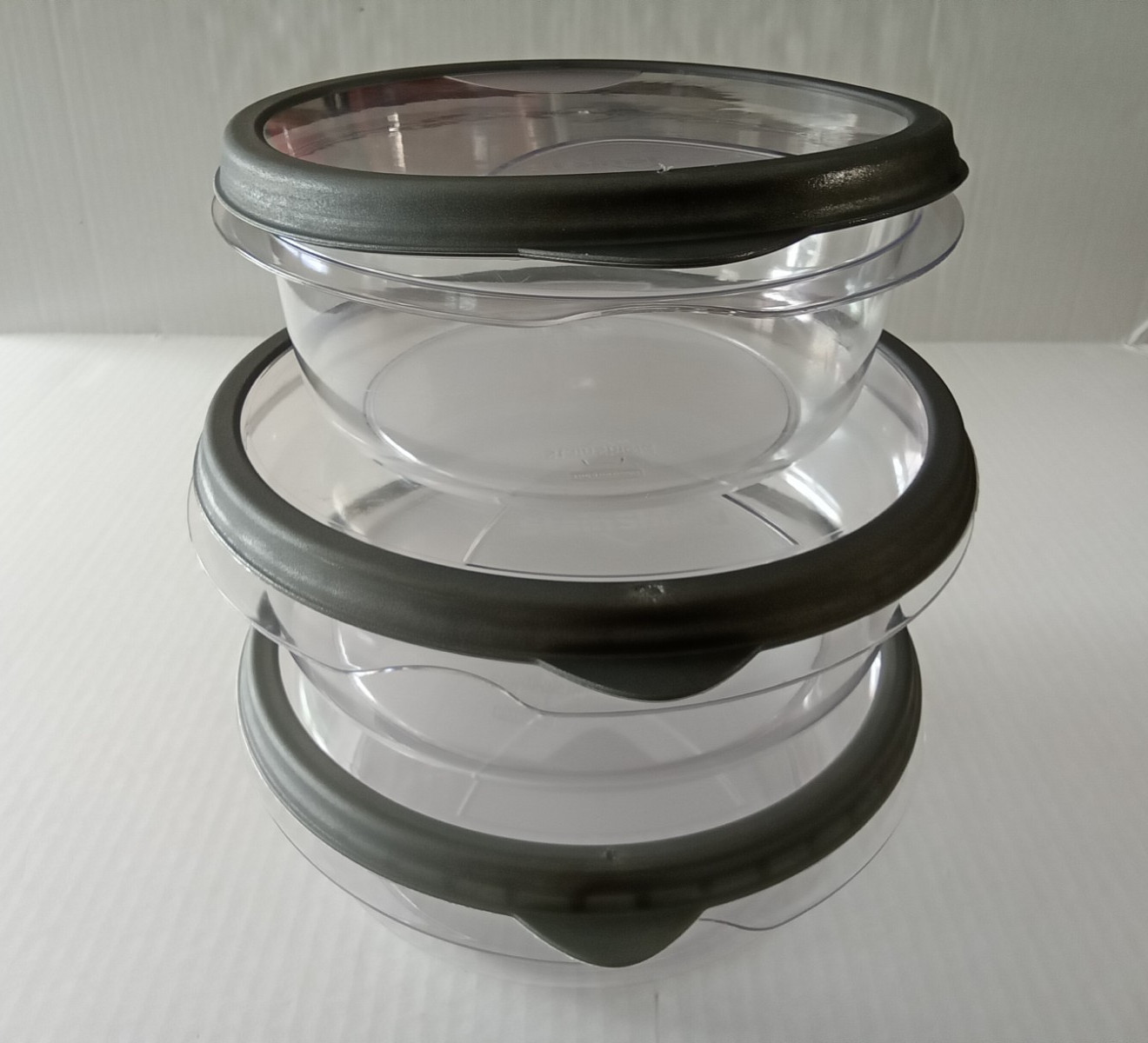 Rubbermaid Stain Shield Containers Round Set 2 of 10.5 cups and 1 of 6.3 Cup Vtg