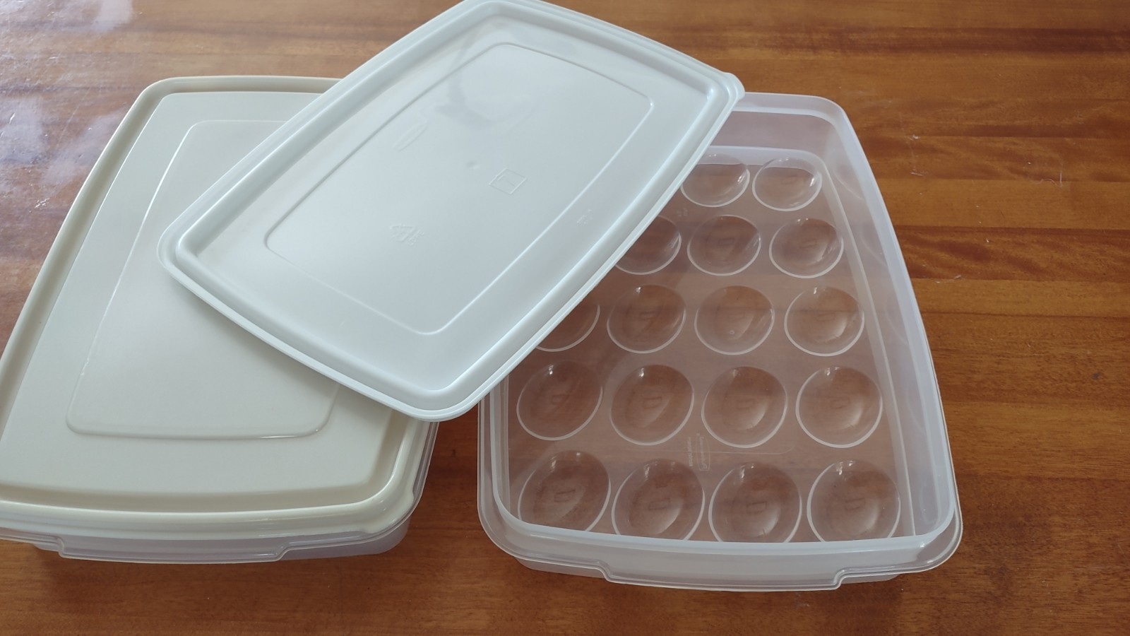 Rubbermaid Servin’ Saver Container (2) Beige White Lid Deviled Egg Keeper USA
